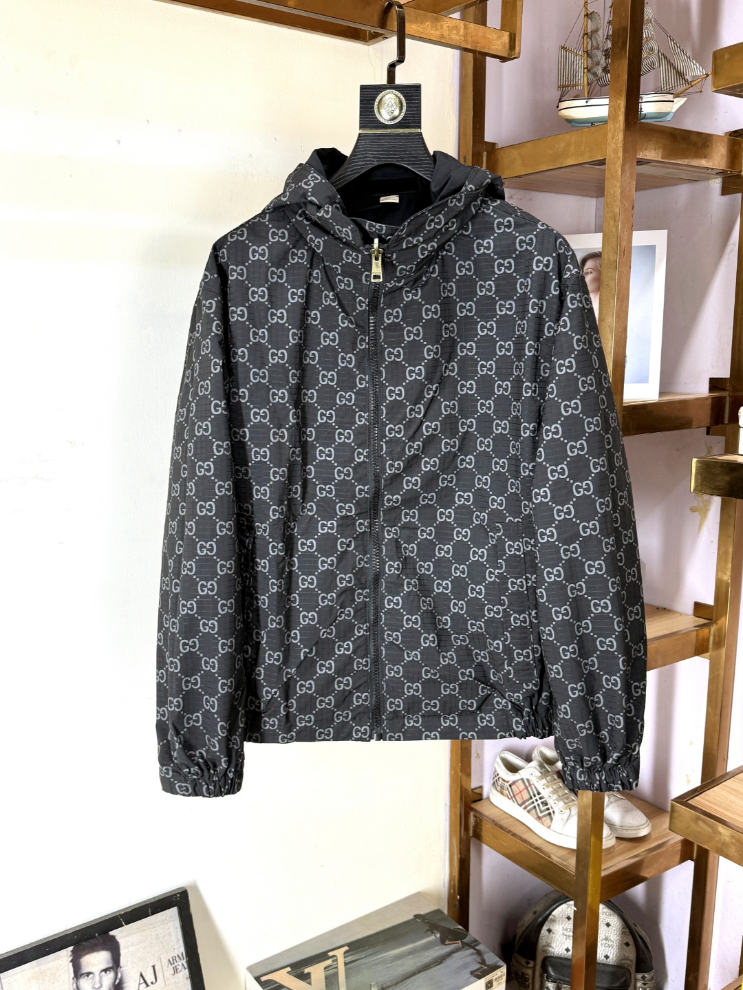 NO:540572,Gucci is a new original single men's jacket, special supply of channels, high-end products, simple and classic hits, original polyester fiber innovative technology fabric, simple, neat and refreshing business, quality workmanship details can stand any form of inspection, absolutely produced by a large manufacturer, presenting a brand new look, giving you a unique upper body experience!  All of them have undergone strict selection process, original customized metal hardware zippers, simple, elegant and versatile style, elegant and handsome on the upper body, and a brand new visual feeling!  Invincible appearance, the details are very good, the upper body is not picky, and the must-have self-owned products. The counter number S-XXL, gucci, jackets & coats, jackets & coats, alexander wang19860909Gucci 古奇 专供新款原单男士夹克外套 渠道特供 高端货简约经典大爆款 原版聚酯纤维创新科技面料 简洁利落又清爽商务,品质做工细节经得起任何形式检验,绝对大厂代工出品 呈现一种焕然一新,赋予你与众不同的上身体验！均经过严格的挑选工序,原版定制金属五金拉链,简约大方百搭款 上身优雅帅气,焕然一新的即视感！品相无敌,细节都很到位,上身不挑人,必入的自留款.专柜码数S-XXL,,gucci,jackets & coats,jackets & coats,alexander wang,Men's clothing