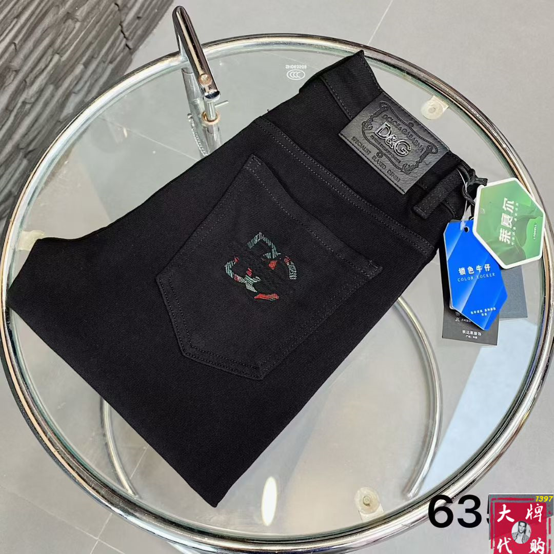 NO:540550,DG Dolce & Gabbana Men's Jeans Original Original Clothing Original Wash Water!  Imported original wash elastic fabrics, complex handicrafts superimposed, any wash process will become a completely different color effect after a few more seconds, so it is more precious, especially long-lasting and odor-resistant... Use the best tannin elastic texture, genuine leather leather cards, high-quality metal accessories... to create a unique and original jeans style!  Original hardware and accessories, super positive style, comfortable and breathable, extremely high grade, counter quality, and handsome upper body. Number of codes 29-38, Dolce & Gabbana, jeans, alexander wang19860909DG 杜嘉班纳 男士牛仔裤原厂原布原洗水！进口原版水洗弹力面料,复杂的手工艺叠加,任何一个洗水环节多停留几秒都会变成完全不一样的颜色效果,所以越加珍贵,特别持久、耐味…… 选用上乘的丹宁弹力质感,真皮皮牌、高定的金属辅料……打造出独特及原创的牛仔裤款型！原版五金辅料,版型超正,舒适透气,档次极高,专柜品质,上身帅气十足.码数29-38,,Dolce&Gabbana,jeans,alexander wang,Men's clothing