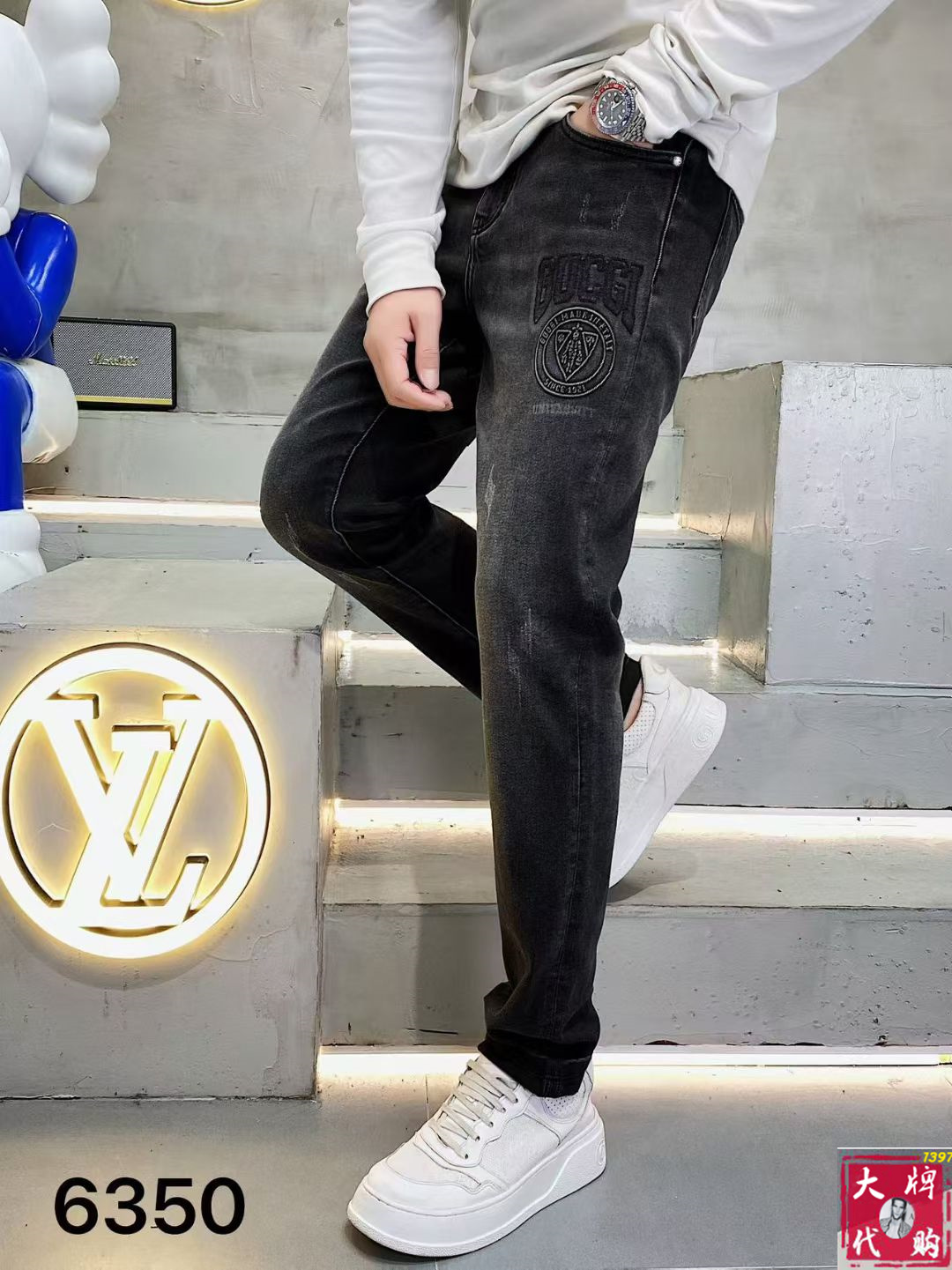 NO:540553,Gucci Men's jeans original original cloth original wash water!  Imported original wash elastic fabrics, complex handicrafts superimposed, any wash process will become a completely different color effect after a few more seconds, so it is more precious, especially long-lasting and odor-resistant... Use the best tannin elastic texture, genuine leather leather cards, high-quality metal accessories... to create a unique and original jeans style!  Original hardware accessories, super positive style, comfortable and breathable, extremely high grade, counter quality, and handsome upper body. Number of codes 29-38, gucci, jeans, alexander wang19860909Gucci 古奇 男士牛仔裤原厂原布原洗水！进口原版水洗弹力面料,复杂的手工艺叠加,任何一个洗水环节多停留几秒都会变成完全不一样的颜色效果,所以越加珍贵,特别持久、耐味…… 选用上乘的丹宁弹力质感,真皮皮牌、高定的金属辅料……打造出独特及原创的牛仔裤款型！原版五金辅料,版型超正,舒适透气,档次极高,专柜品质,上身帅气十足.码数29-38,,gucci,jeans,alexander wang,Men's clothing