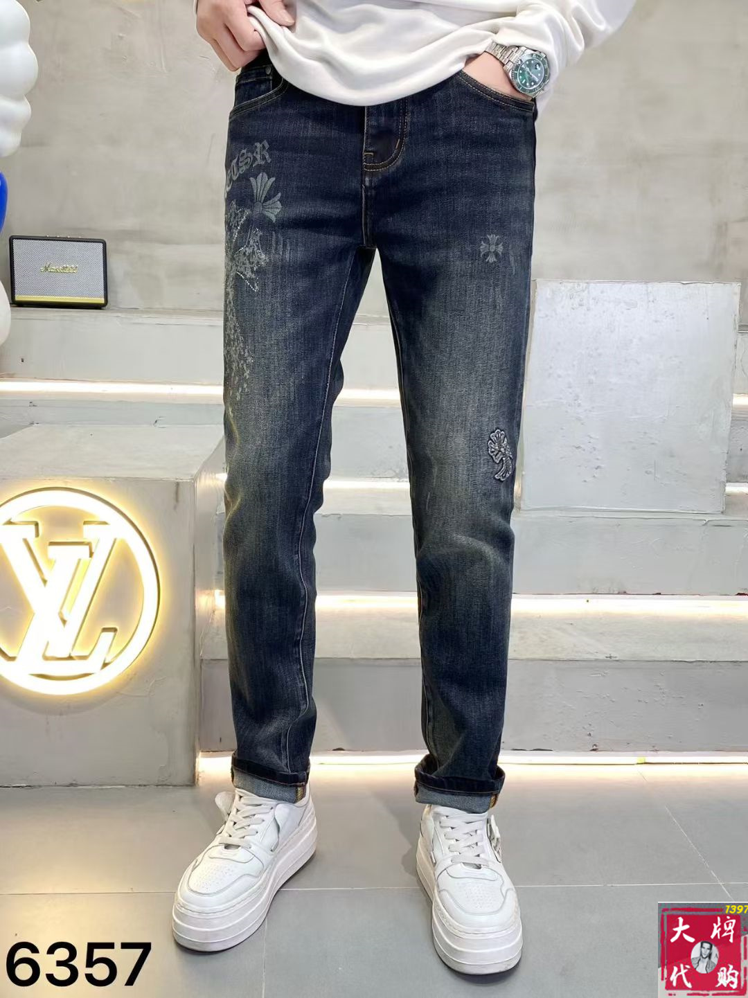 NO:540556,Croxin Men's jeans original original cloth original wash water!  Imported original wash elastic fabrics, complex handicrafts superimposed, any wash process will become a completely different color effect after a few more seconds, so it is more precious, especially long-lasting and odor-resistant... Use the best tannin elastic texture, genuine leather leather cards, high-quality metal accessories... to create a unique and original jeans style!  Original hardware accessories, super positive style, comfortable and breathable, extremely high grade, counter quality, and handsome upper body. Number of codes 29-38, chrome hearts, jeans, alexander wang19860909克罗心 男士牛仔裤原厂原布原洗水！进口原版水洗弹力面料,复杂的手工艺叠加,任何一个洗水环节多停留几秒都会变成完全不一样的颜色效果,所以越加珍贵,特别持久、耐味…… 选用上乘的丹宁弹力质感,真皮皮牌、高定的金属辅料……打造出独特及原创的牛仔裤款型！原版五金辅料,版型超正,舒适透气,档次极高,专柜品质,上身帅气十足.码数29-38,,chrome hearts,jeans,alexander wang,Men's clothing