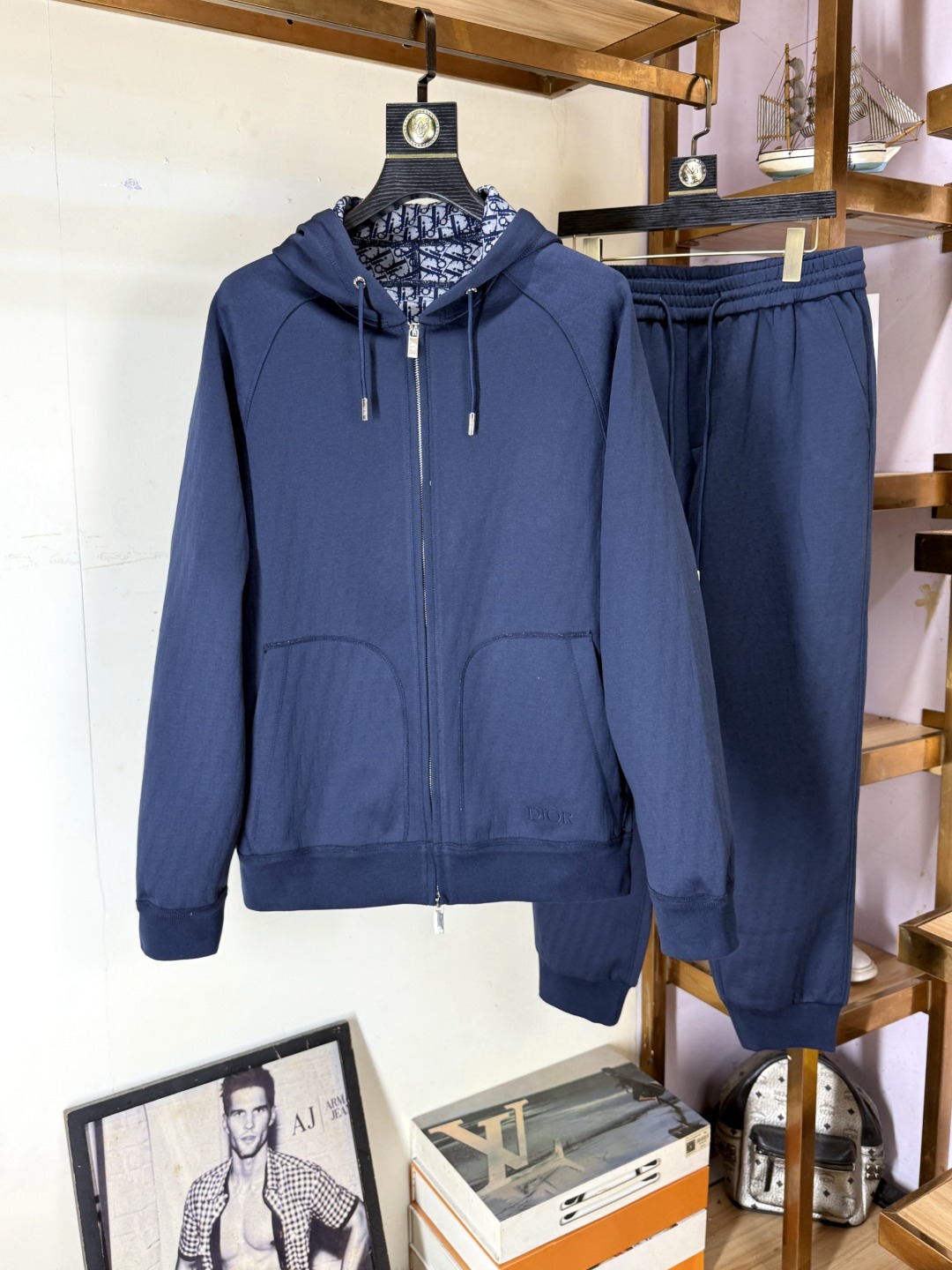 NO:681396,The tough stuff is coming. DIOR Dior's new model focuses on the original version of the official website. The new popular cardigan suit. Original version 1: the meticulous work of top designers. Just for a fitting and perfect upper body effect. All-natural high-quality Roman cotton. Healthy, close-fitting comfort. Noble and elegant!  Original hardware and buttons all highlight elegance and nobility. Size M-3XL,, dior, dior,19860909狠货来袭 DIOR 迪奥 新款 专注官网原版 全新爆款开衫套装 原版1:倾注顶级设计师的精心之作 就为一个贴合、完美的上身效果 全天然优质罗马棉 健康,贴身的舒适感 高贵典雅！原版五金、扣子无不彰显优雅高贵气质码数M-3XL,,dior,dior,,Men's clothing