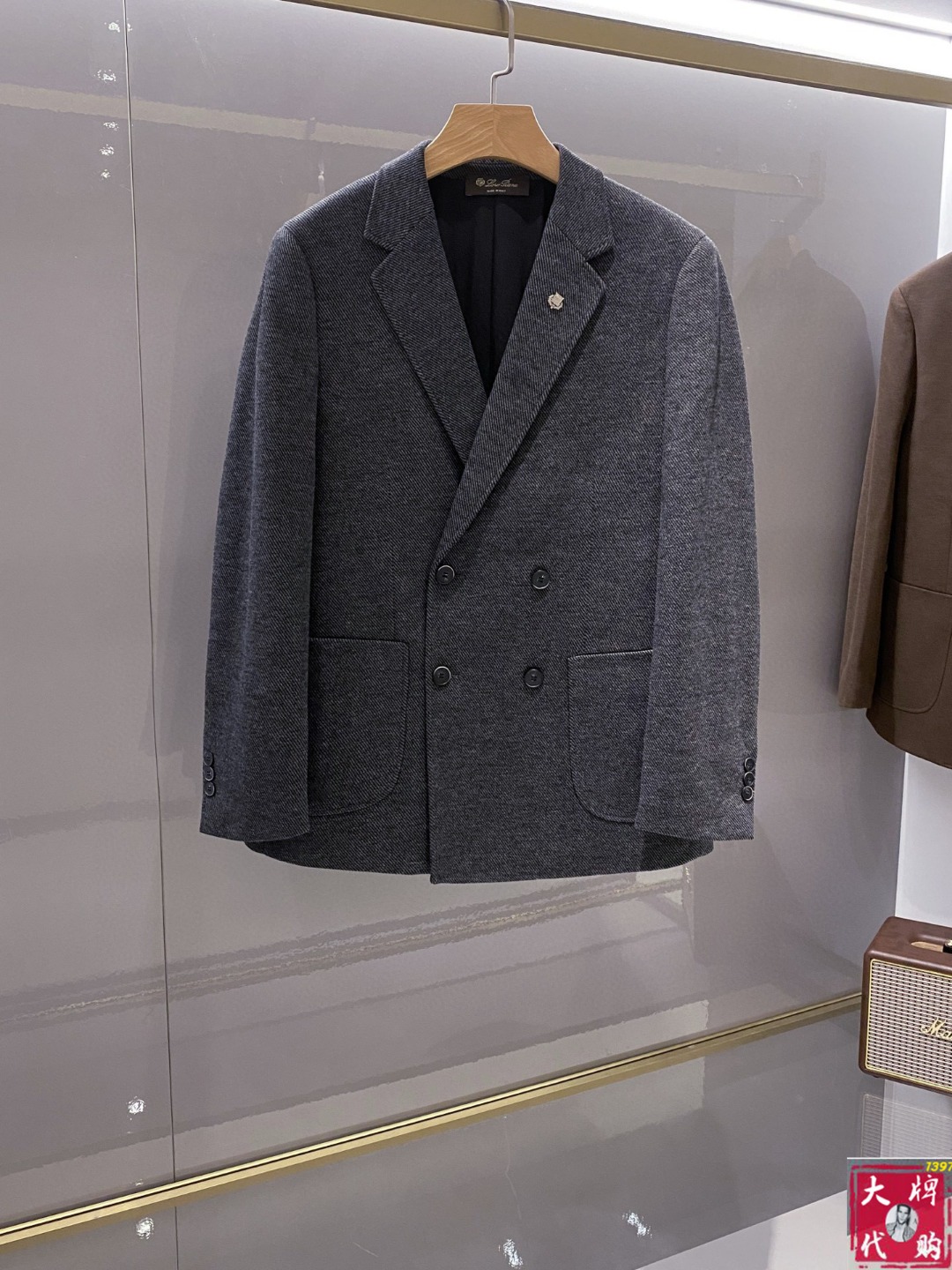 NO:540538,LP Noyou Pianya 25Fw autumn and winter new series!  -Loro Pian*a men's light luxury fashion gentleman wool double-breasted suit, light luxury old-fashioned series, choosing a wool single-sized life is to choose a quality life, make it a classic work in your wardrobe, and add an elegant color to your life. Urban fashionable, casual, slim fit and fit two-button suit!  Autumn is not only fallen leaves, but also new clothes. As the weather gradually cools down, a casual order is definitely your best choice. The whole suit is fresh and elegant, with a men's luxury outfit, and it is energetic and yet has a demeanor. The upper body is handsome and stylish, and it is easy to control!  LP home suits are well-known for their exquisite craftsmanship and elegant styles. High-end men's business main line, a suit that is the best choice for the elite in men's clothing industry. It is a casual single with extremely high practicality. It has a slim fit style, a delicate flat neckline and a round pocket design. It continues to write a contemporary style, and the exquisite and beautiful LP home metal LOGO logo on the chest!  It can be easily disassembled, and it enhances the design sense. It has become the visual focus with slim cut and unique button design. It has been produced by old suit manufacturers, with first-class quality control and detailed details. It gives it decent and noble. This suit is carefully crafted with high-quality 60 wool, 5 cashmere, 15 polyester, 7 acetate, and 13 viscose fiber. The solid color is slim and slim fit style, the twill fabric wool feels soft and comfortable, and the upper body is light, stylish and handsome!  The fabric is soft and comfortable and easy to wear, with strong wrinkle resistance. The better the quality and texture of the suit, the collar and plaque are purely handmade arch needles, inner ligon satin lining, exquisite edging, and exquisite workmanship. Its skin feels reflected in the style and cutting, depending on the good master's version of the bed and the professional suit factory. This slim fit style is more fashionable and casual, and it is fine to attend formal wear occasions. Classic high-end gray, warm-toned brown styles are fashionable and stylish, showing the enthusiasm and vitality for life. Color gray brown color black Size 48～58 (m～4xl) 178 135 catties wear L Maximum wear 190 catties 48 bust 100-shoulder width 43-sleeved length 60-sleeved length 68 50 bust 104-shoulder width 44-sleeved length 61-sleeved length 69  52 bust 108-shoulder width 45-sleeved length 62-sleeved length 70 54 bust 112-sleeved width 46-sleeved length 63-sleeved length 71 56: bust 116-sleeved width 47-sleeved length 64-sleeved length 72 58: bust 120-sleeved width 48-sleeved length 65-sleeved length 73, loro piana, loro piana, business suit, alexander wang19860909LP诺悠翩雅 25Fw秋冬出品新款系列！-Loro Pian*a男士轻奢时尚绅士羊毛双排扣西装西服,轻奢老钱风系列,选择羊毛单西就是选择一种品质生活,让他成为你衣柜中的经典之作,为你的人生增添一抹优雅的色彩.都市时尚休闲修身合体的版型两粒扣西服！秋天不止是落叶,还有新衣,随着天气逐渐转凉,一件休闲单绝对是你最佳的选择.整件西服清新优雅,男士奢潮穿搭,活力之余不失风度,上身帅气有型,轻松驾驭！ LP家西服以精湛工艺和优雅款式驰名.高端男士商务主线臻品,男装界精英之选的西服,一款实用率超高的休闲单西.修身合体的版型,平驳领口精致,圆口袋设计.续写当代风范,胸前精致唯美的LP家金属LOGO标识！可方便拆卸,又提升了几分设计感.以修身的裁剪与独特的纽扣设计成为视觉焦点.渠道西装老厂所出,品控质感细节一流.给足体面与尊贵. 此款西服甄选优质60羊毛,5羊绒,15聚酯纤维,7醋酸纤维,13粘纤精心制作.纯色挺阔修身版型,斜纹面料羊毛手感柔软舒适,上身轻盈有型又帅气！面料柔软舒服又好穿,抗皱性强,越是品质好有质感的西装,衣领门襟纯手工拱针,内里贡缎里布,包边精致做工精湛,它的骨感体现在版型裁剪上,取决于好的裁床老师傅打版,专业西装厂. 这款属于修身合体的版型,偏向时尚休闲的风格,出席于正装场合都没问题.经典高级灰色,暖色调咖色款式时尚有型,展现出对生活充满热情活力. 颜色灰色咖色 黑色 尺码48～58（m～4xl）178 135斤穿L 最大穿190斤 48胸围100-肩宽43-袖长60-衣长68 50胸围104-肩宽44-袖长61-衣长69 52胸围108-肩宽45-袖长62-衣长70 54胸围112-肩宽46-袖长63-衣长71 56: 胸围116-肩宽47-袖长64-衣长72 58: 胸围120-肩宽48-袖长65-衣长73,,loro piana,loro piana,business suit,alexander wang,Men's clothing