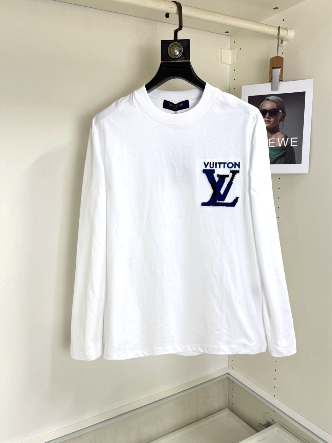 NO:546336,LV Louis Vuitton Square double G long-sleeved T-shirt~ White classic style Made in Italy Selected long velvet cotton yarn 260g worsted high-spin heavy-duty fabric High-temperature wash before cutting Finished product wash soft skin-friendly cotton soft draping natural counter synchronized slightly shoulder-fall loose style Can be salty or sweet Unisex Super versatile, original, original size XS-XL XS size shoulder width 48 bust 100 length 68 S size shoulder width 50 bust 104 length 70 M size shoulder width 52 bust 108 length 72 L size shoulder width 54 bust 112 length 74 XL size shoulder width 56 bust 116 length 76,,louis vuitton,louis vuitton,tees,t-shirt,alexander  wang19860909LV 路易威登 方块双G长袖T恤～ 白色经典款 意大利制造 甄选长绒棉纱 260g精纺高支重磅定织面料 裁前高温洗水定型 成品再洗柔 穿着感受亲肤棉柔 垂感自然 专柜同步 微落肩宽松版型 可盐可甜 男女皆宜 超百搭,原版原标～ 尺码 XS-XL XS码肩宽48 胸围100 衣长68 S码肩宽50 胸围104 衣长70 M码肩宽52 胸围108 衣长72 L码肩宽54 胸围112 衣长74 XL码肩宽56 胸围116 衣长76,,louis vuitton,louis vuitton,tees，t-shirt,alexander wang,Men's clothing