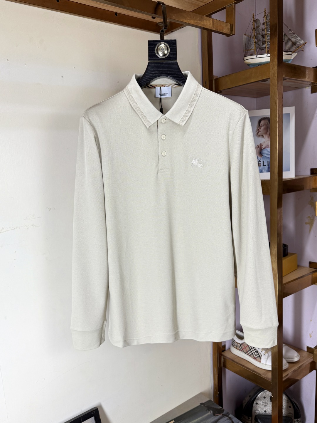 NO:573091,Burberry Exclusively provides high-end customization of new original men's Polo long sleeves. High version. Fashionable and versatile. Original imported pure cotton fabric. Logo pattern design on the chest. Super soft and delicate feel. Skin-friendly and comfortable to wear. High-end boutique. The upper body is exquisitely made by the factory. A must-have item for men. Three complete standards. Size M-4XL,,burberry,burberry,alexander wang19860909Burberry 巴宝莉 独家专供新款原单男士Polo长袖高端定制 高版本 时尚百搭爆款 原版进口纯棉面料 胸前logo图案设计 手感超柔软细腻 穿着亲肤舒适 高端精品 代工厂精细做上身非常赞 男士必备单品 三标齐全 码数M-4XL,,burberry,burberry,alexander wang,Men's clothing