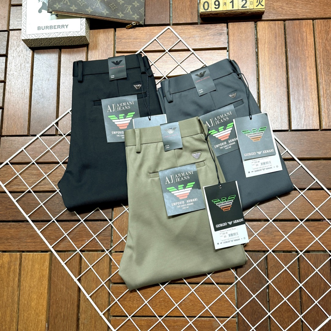 NO:573076,Armani Armani's new autumn and winter products are available at the counter. The best casual trousers counter in the physical store is the original 1:1 good product, suitable for all ages. The highest version of European imported fabrics on the market. Comfortable, soft and skin-friendly, the upper body effect is super fashionable and versatile, upright and stylish, a wardrobe must-have. Suitable for any occasion. Size 30-40.,,armani,armani,alexander wang19860909Armani 阿玛尼秋冬新款新品 专柜有售 实体店极品休闲西裤专柜原版1:1好货,适合各个年龄段.市场最高版本的欧洲进口面料.舒适柔软亲肤,上身效果超级棒时尚百搭,笔挺有型,衣橱必备.适合任何场合穿着 尺码30-40.,,armani,armani,alexander wang,Men's clothing