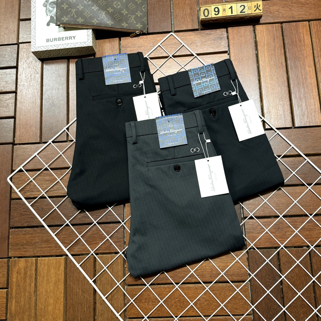 NO:573079,Ferragamo's new autumn and winter products are available at the counter. The best casual trousers counter in the physical store is the original 1:1 good product, suitable for all ages. The highest version of European imported fabrics on the market. Comfortable, soft and skin-friendly, the upper body effect is super fashionable and versatile, upright and stylish, a wardrobe must-have. Suitable for any occasion. Size 30-40.,, ferragamo, alexander wang19860909菲拉格慕秋冬新款新品 专柜有售 实体店极品休闲西裤专柜原版1:1好货,适合各个年龄段.市场最高版本的欧洲进口面料.舒适柔软亲肤,上身效果超级棒时尚百搭,笔挺有型,衣橱必备.适合任何场合穿着 尺码30-40.,,ferragamo,alexander wang,Men's clothing