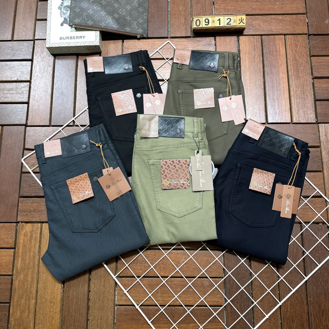 NO:573064,LP Noyo Piana's new autumn and winter new products are available at the counter. The best casual trousers counter in the physical store is the original 1:1 good product, suitable for all ages. The highest version of European imported fabrics on the market. Comfortable, soft and skin-friendly, the upper body effect is super fashionable and versatile, upright and stylish, a wardrobe must-have. Suitable for any occasion. Size 30-40.,, loro piana, alexander wang19860909LP 诺悠翩雅秋冬新款新品 专柜有售 实体店极品休闲西裤专柜原版1:1好货,适合各个年龄段.市场最高版本的欧洲进口面料.舒适柔软亲肤,上身效果超级棒时尚百搭,笔挺有型,衣橱必备.适合任何场合穿着 尺码30-40.,,loro piana,alexander wang,Men's clothing