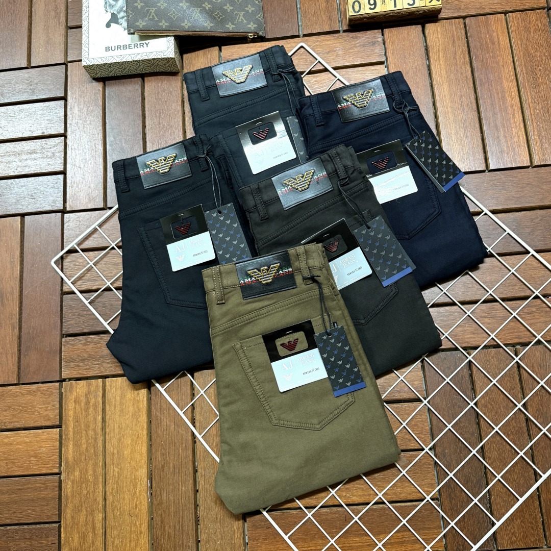 NO:573053,Armani Armani's new autumn and winter products are available at the counter. The best casual trousers counter in the physical store is the original 1:1 good product, suitable for all ages. The highest version of European imported fabrics on the market. Comfortable, soft and skin-friendly, the upper body effect is super fashionable and versatile, upright and stylish, a wardrobe must-have. Suitable for any occasion. Size 30-40.,,armani,armani,alexander wang19860909Armani 阿玛尼秋冬新款新品 专柜有售 实体店极品休闲西裤专柜原版1:1好货,适合各个年龄段.市场最高版本的欧洲进口面料.舒适柔软亲肤,上身效果超级棒时尚百搭,笔挺有型,衣橱必备.适合任何场合穿着 尺码30-40.,,armani,armani,alexander wang,Men's clothing