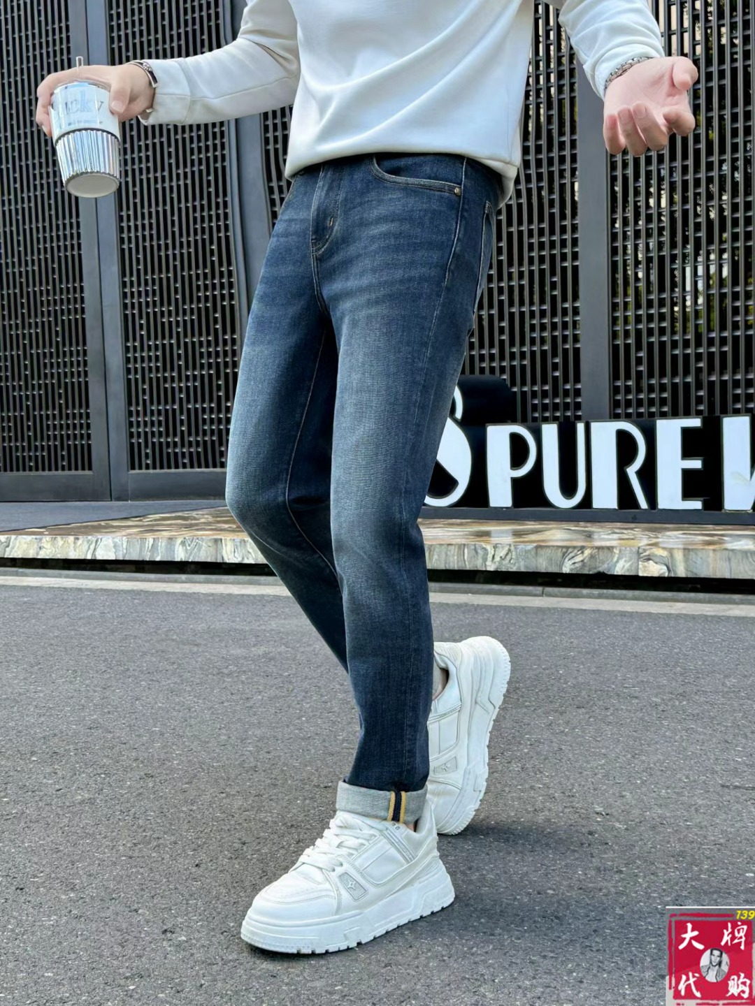 NO:546270,[VERSACE] Men's new high-end fashion casual jeans, simple and elegant, simple and fashionable, easy to match, comfortable and consistent, century-old luxury brand, British traditional and noble design style, showing nobility and winning the favor of countless people, no matter what occasion you wear it, you will show luxury, noble and extraordinary temperament. Use imported custom Lyocell five-pocket casual high-elastic fabric, designed by top masters  The ingenious work is very beautiful in person, and every detail can show the quality of the big brand. I think such a feature is enough to make people excited. It is a super versatile basic model that everyone has, and it is great value for money!  Sizes 29 to 36,versace,versace,jeans,alexander wang19860909【 VERSACE 范思哲】男士新款高级时装休闲牛仔裤,简洁大气 简约时尚,从容百搭,舒适同款支持,百年奢侈品牌,英伦传统高贵的设计风格,尽显高贵气质赢取无数人的欢心 无论什么场合穿上都尽显奢华、高贵非凡的气质 选用进口定制莱赛尔五袋休闲高弹面料 顶级大师设计 匠心著作实物非常漂亮,每个细节都能彰显大牌的品质感.我觉得这样一条特色足以让人心动.超百搭基本款人手一条,超值性价比！尺码29一36码,,versace,versace,jeans,alexander wang,Men's clothing