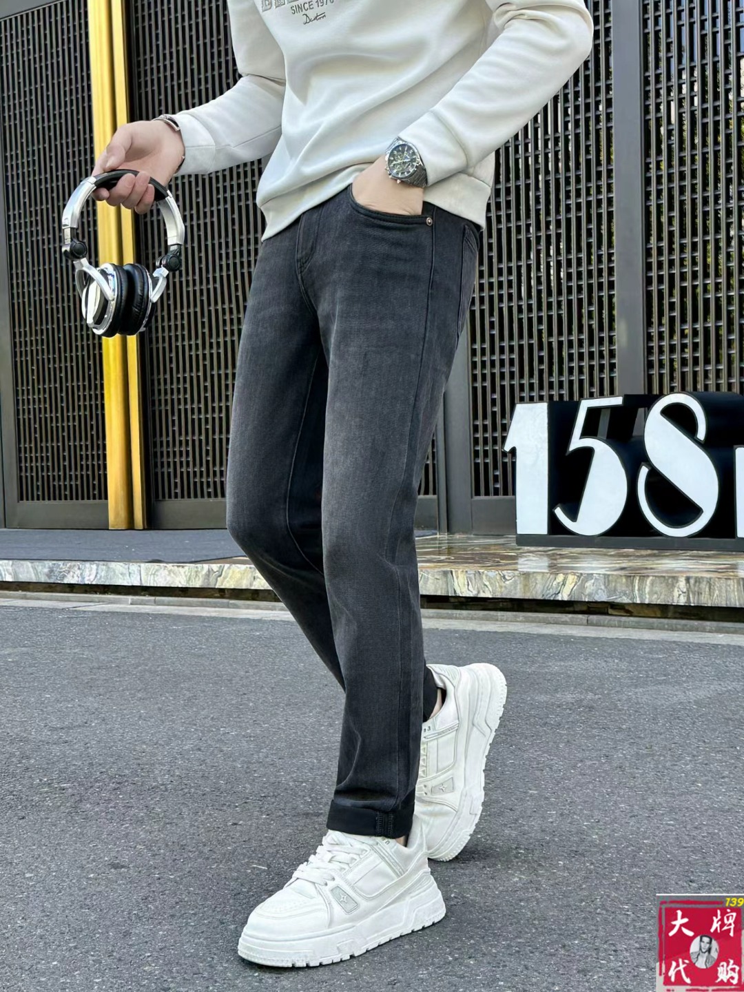 NO:546284,[Gucci] Men's new high-fashion casual jeans, simple and elegant, simple and fashionable, easy to match and versatile, comfortable and consistent, century-old luxury brand, traditional British noble design style, full of noble temperament to win the favor of countless people, no matter what occasion you wear it, you will show luxury, noble and extraordinary temperament. Made of imported customized Lyocell five-bag casual high-elastic fabric, designed by top masters  The ingenious work is very beautiful in person, and every detail can show the quality of the big brand. I think such a feature is enough to make people excited. It is a super versatile basic model that everyone has, and it is great value for money!  Sizes 29 to 36,,gucci,jeans,alexander wang19860909【 Gucci 古奇】男士新款高级时装休闲牛仔裤,简洁大气 简约时尚,从容百搭,舒适同款支持,百年奢侈品牌,英伦传统高贵的设计风格,尽显高贵气质赢取无数人的欢心 无论什么场合穿上都尽显奢华、高贵非凡的气质 选用进口定制莱赛尔五袋休闲高弹面料 顶级大师设计 匠心著作实物非常漂亮,每个细节都能彰显大牌的品质感.我觉得这样一条特色足以让人心动.超百搭基本款人手一条,超值性价比！尺码29一36码,,gucci,jeans,alexander wang,Men's clothing