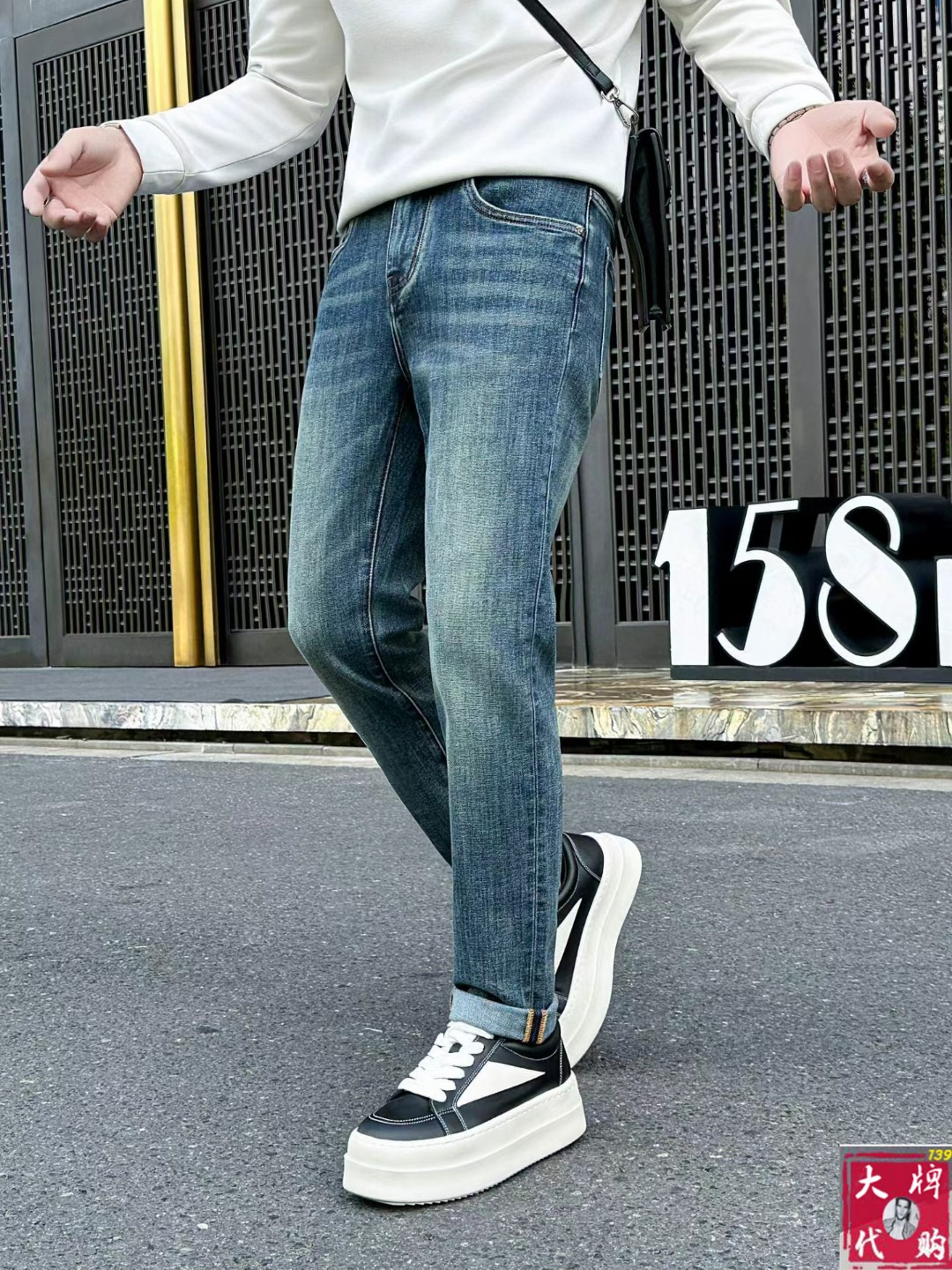 NO:546291,[VERSACE] Men's new high-end casual jeans, simple and atmospheric, simple and fashionable, calm and versatile, comfortable and supportive, a century-old luxury brand, traditional and noble design style of the British, fully demonstrates noble temperament and wins the favor of countless people. No matter what occasion, they show luxurious and noble temperament. Use imported custom-made Laiser five-bag casual high-elastic fabric. Top master design. The craftsmanship works are very beautiful, and every detail can show the quality of the big brand. I think such a feature is enough to make people excited. Super versatile basic styles are all worth the price!  Size 29-36, versace, versace, jeans, alexander wang19860909【 VERSACE 范思哲】男士新款高级时装休闲牛仔裤,简洁大气 简约时尚,从容百搭,舒适同款支持,百年奢侈品牌,英伦传统高贵的设计风格,尽显高贵气质赢取无数人的欢心 无论什么场合穿上都尽显奢华、高贵非凡的气质 选用进口定制莱赛尔五袋休闲高弹面料 顶级大师设计 匠心著作实物非常漂亮,每个细节都能彰显大牌的品质感.我觉得这样一条特色足以让人心动.超百搭基本款人手一条,超值性价比！尺码29一36码,,versace,versace,jeans,alexander wang,Men's clothing