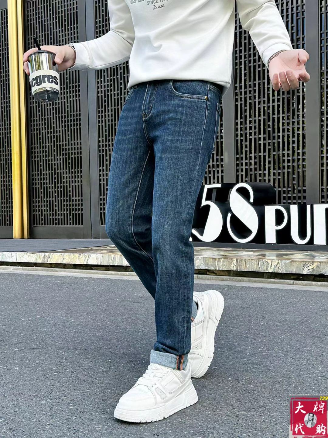 NO:546302,[Burberry] Men's new high-end casual jeans, simple and atmospheric, simple and fashionable, calm and versatile, comfortable and supportive, a century-old luxury brand, traditional and noble design style of Britain, showing noble temperament to win the favor of countless people. No matter what occasion, it shows luxurious and noble temperament. Use imported custom-made lyesel five-bag casual high-elastic fabric. Top master design. The craftsmanship works are very beautiful, and every detail can show the quality of the big brand. I think such a feature is enough to make people excited. Super versatile basic styles are all worth the price!  Size 29-36, Burberry, Burberry, Jeans, Alexander Wang19860909【 Burberry 巴宝莉】男士新款高级时装休闲牛仔裤,简洁大气 简约时尚,从容百搭,舒适同款支持,百年奢侈品牌,英伦传统高贵的设计风格,尽显高贵气质赢取无数人的欢心 无论什么场合穿上都尽显奢华、高贵非凡的气质 选用进口定制莱赛尔五袋休闲高弹面料 顶级大师设计 匠心著作实物非常漂亮,每个细节都能彰显大牌的品质感.我觉得这样一条特色足以让人心动.超百搭基本款人手一条,超值性价比！尺码29一36码,,burberry,burberry,jeans,alexander wang,Men's clothing