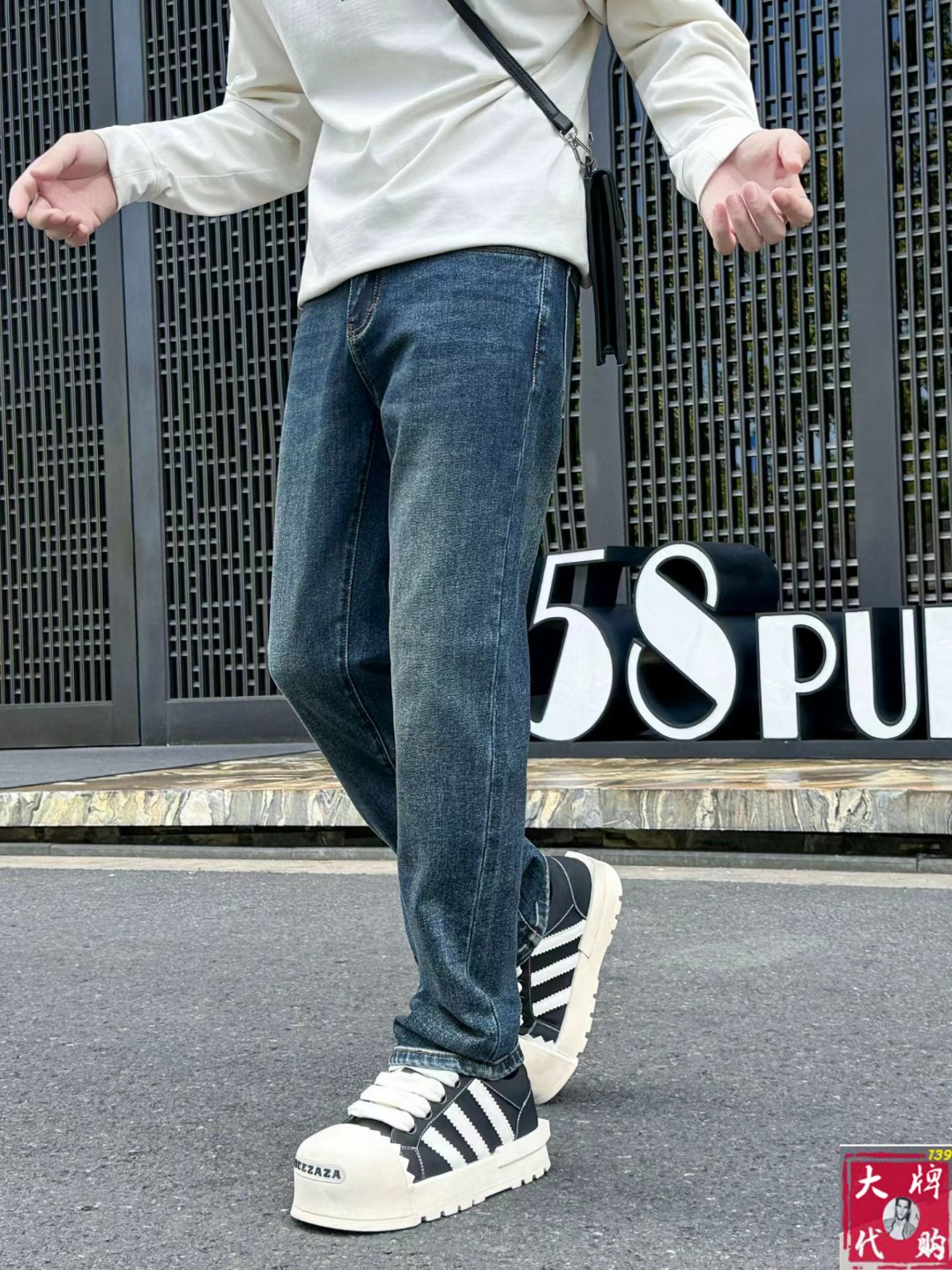 NO:546315,【DIOR】 Men's new high-end fashion casual jeans, simple and atmospheric, simple and fashionable, calm and versatile, comfortable and supportive, a century-old luxury brand, traditional and noble design style of the British show noble temperament, winning the favor of countless people, no matter what occasion, it shows luxurious and noble temperament. Use imported custom-made lyesel five-bag casual high-elastic fabric, top master design, craftsmanship works are very beautiful, and every detail can show the quality of the big brand. I think such a feature is enough to make people excited. Super versatile basic styles are all worth the price!  Size 29-36 sizes, Dior, Dior, Jeans, Alexander wang19860909【 DIOR 迪奥】男士新款高级时装休闲牛仔裤,简洁大气 简约时尚,从容百搭,舒适同款支持,百年奢侈品牌,英伦传统高贵的设计风格,尽显高贵气质赢取无数人的欢心 无论什么场合穿上都尽显奢华、高贵非凡的气质 选用进口定制莱赛尔五袋休闲高弹面料 顶级大师设计 匠心著作实物非常漂亮,每个细节都能彰显大牌的品质感.我觉得这样一条特色足以让人心动.超百搭基本款人手一条,超值性价比！尺码29一36码,,dior,dior,jeans,alexander wang,Men's clothing