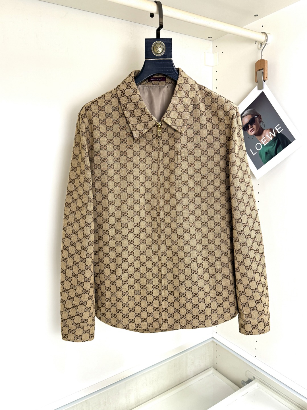 NO:546342,GUCCI Guqi New fashion high-end men's style, classic and explosive jacket recommended!  Men's jacket, fashionable and casual jacket jacket, high-woven and ultra-fine high-tech smooth composite fabric material, the fabric has a high-end and delicate texture, and the texture is strong, and the auxiliary materials are all customized to create a brand logo. Business and casual styles are versatile and suitable for all occasions, and anyone can easily control it. Code number M-3XL, gucci, jackets & coats, jackets & coats, alexander wang19860909GUCCI古奇 新款时尚高端男款,经典爆款夹克推荐！男士外套,时尚休闲外套夹克 ,高织超细腻的高科技爽滑复合布材质,面料的质感很高档细腻,档次感强 ,辅料全定制出品牌logo.商务休闲兼备款,款式百搭适合各种场合 ,任何人都可以轻松驾驭.码数M-3XL,,gucci,jackets & coats,jackets & coats,alexander wang,Men's clothing