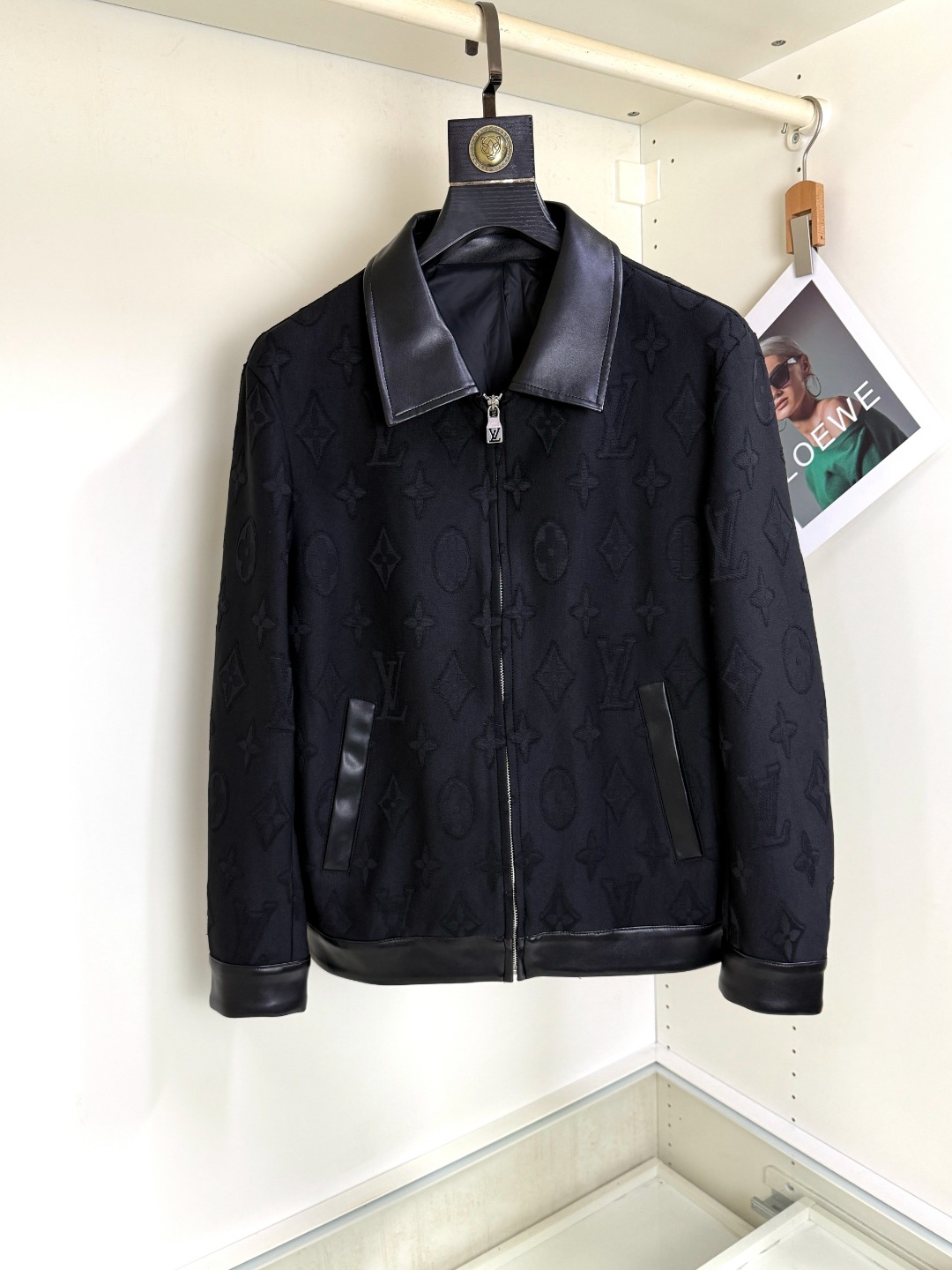 NO:546346,LV Louis Vuitton's new fashionable high-end men's style, classic and explosive jackets recommended!  Men's jacket, fashionable and casual jacket jacket, high-woven super delicate high-tech smooth composite fabric material, the texture of the fabric is very high-end and delicate, with a strong sense of class, and the auxiliary materials are all customized to create a brand logo. Business and casual styles are versatile and suitable for all occasions, and anyone can easily control it. Code number M-3XL,,louis vuitton,louis vuitton,jackets & coats,jackets & coats,alexander wang19860909LV路易威登新款时尚高端男款,经典爆款夹克推荐！男士外套,时尚休闲外套夹克 ,高织超细腻的高科技爽滑复合布材质,面料的质感很高档细腻,档次感强 ,辅料全定制出品牌logo.商务休闲兼备款,款式百搭适合各种场合 ,任何人都可以轻松驾驭.码数M-3XL,,louis vuitton,louis vuitton,jackets & coats,jackets & coats,alexander wang,Men's clothing