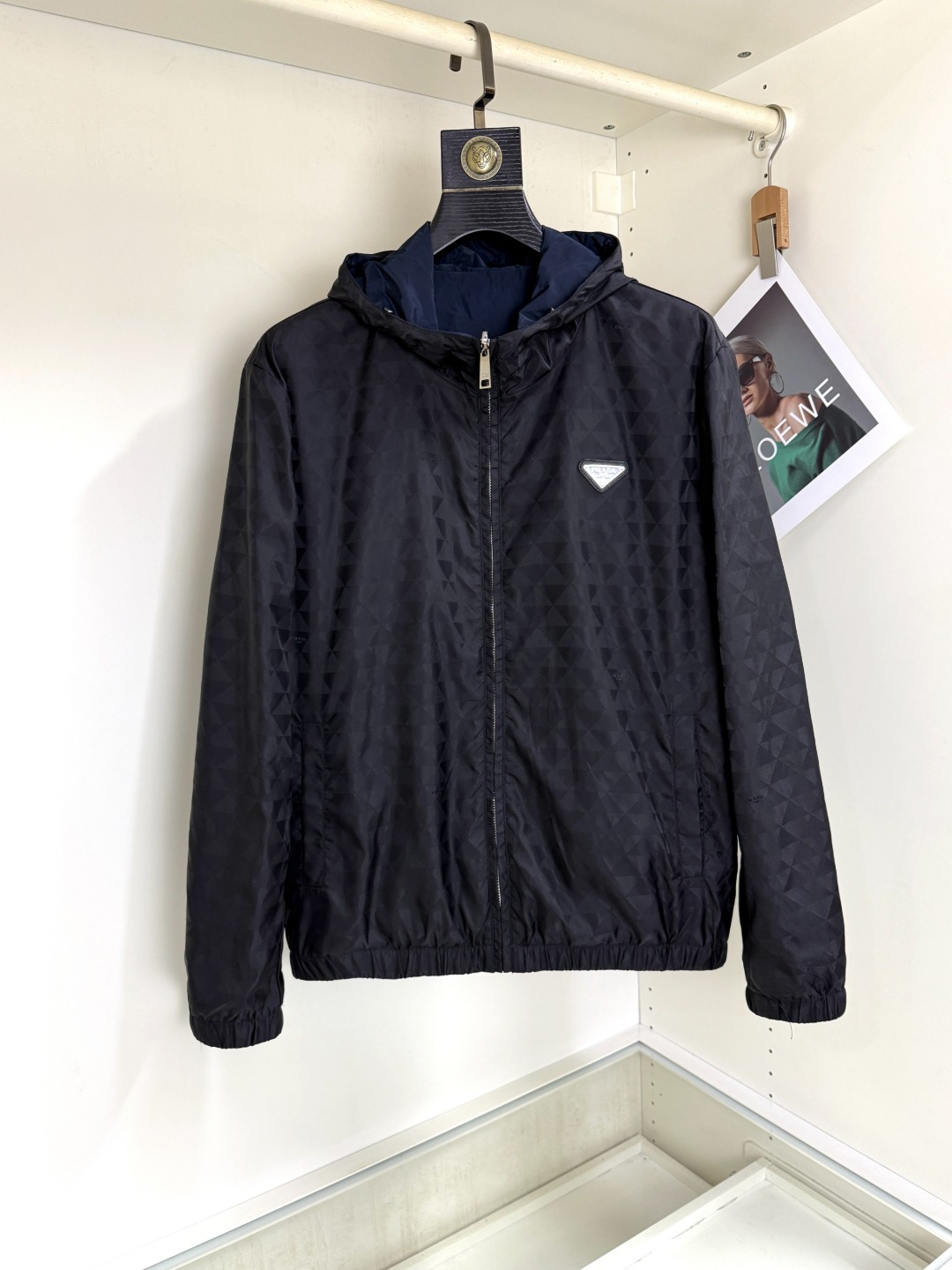 NO:546375,Prada Prada's new fashionable high-end men's style, classic and popular jackets are recommended!  Men's jackets, fashionable casual jackets, made of high-woven and ultra-fine high-tech smooth composite fabrics. The texture of the fabric is very high-end and delicate, with a strong sense of class. The accessories are all customized with the brand logo. They are both business and casual, and the styles are versatile and suitable for various occasions. Anyone can easily control them. Size M-3XL,, prada, prada, jackets & coats, jackets & coats, alexander wang19860909Prada普拉达 新款时尚高端男款,经典爆款夹克推荐！男士外套,时尚休闲外套夹克 ,高织超细腻的高科技爽滑复合布材质,面料的质感很高档细腻,档次感强 ,辅料全定制出品牌logo.商务休闲兼备款,款式百搭适合各种场合 ,任何人都可以轻松驾驭.码数M-3XL,,prada,prada,jackets & coats,jackets & coats,alexander wang,Men's clothing