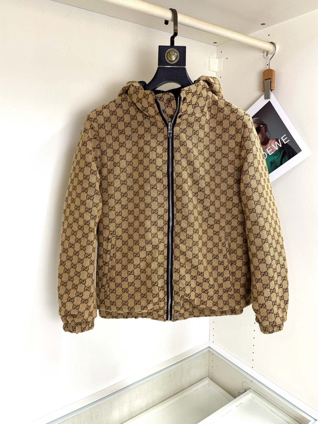 NO:546331,GUCCI Gucci original double-sided wear new fashionable high-end men's style, classic and explosive jacket recommended!  Men's jacket, fashionable and casual jacket jacket, high-woven and ultra-fine high-tech smooth composite fabric material, the fabric has a high-end and delicate texture, and the texture is strong, and the auxiliary materials are all customized to create a brand logo. Business and casual styles are versatile and suitable for all occasions, and anyone can easily control it. Code number M-3XL, gucci, jackets & coats, jackets & coats, alexander wang19860909GUCCI古奇原版双面穿新款时尚高端男款,经典爆款夹克推荐！男士外套,时尚休闲外套夹克 ,高织超细腻的高科技爽滑复合布材质,面料的质感很高档细腻,档次感强 ,辅料全定制出品牌logo.商务休闲兼备款,款式百搭适合各种场合 ,任何人都可以轻松驾驭.码数M-3XL,,gucci,jackets & coats,jackets & coats,alexander wang,Men's clothing