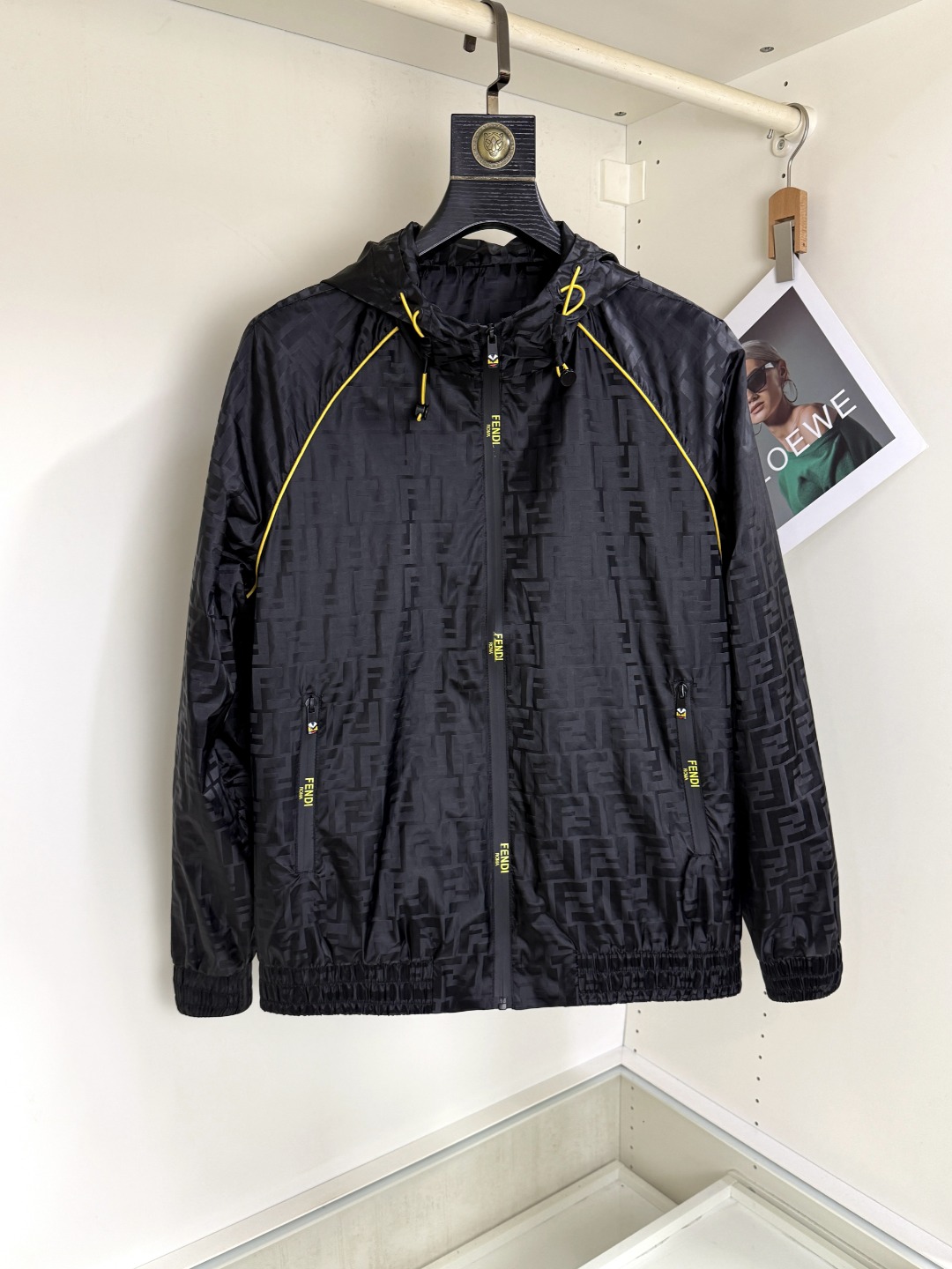 NO:546357,Fendi New Fashion High-end Men's Style, Classic Jacket Recommended!  Men's jacket, fashionable and casual jacket jacket, high-woven super delicate high-tech smooth composite fabric material, the fabric has a high-end and delicate texture, and the texture is strong, and the auxiliary materials are all customized to create a brand logo. Business and casual styles are versatile and suitable for all occasions, and anyone can easily control it. Code number M-3XL, fendi, fendi, jackets & coats, jackets & coats, alexander wang19860909Fendi芬迪 新款时尚高端男款,经典爆款夹克推荐！男士外套,时尚休闲外套夹克 ,高织超细腻的高科技爽滑复合布材质,面料的质感很高档细腻,档次感强 ,辅料全定制出品牌logo.商务休闲兼备款,款式百搭适合各种场合 ,任何人都可以轻松驾驭.码数M-3XL,,fendi,fendi,jackets & coats,jackets & coats,alexander wang,Men's clothing