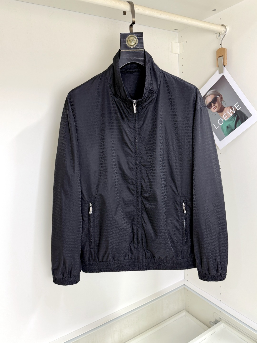 NO:546329,Armani new style, fashionable and high-end men's style, classic and explosive jackets recommended!  Men's jacket, fashionable and casual jacket jacket, high-woven and super delicate high-tech smooth composite fabric material, the texture of the fabric is very high-end and delicate, with a strong sense of class, and the auxiliary materials are all customized to create a brand logo. Business and casual styles are versatile and suitable for all occasions, and anyone can easily control it. The number of codes is 1-5 (equivalent to the national code M-3XL),,armani,armani, jackets & coats, jackets & coats, alexander wang19860909Armani阿玛尼新款时尚高端男款,经典爆款夹克推荐！男士外套,时尚休闲外套夹克 ,高织超细腻的高科技爽滑复合布材质,面料的质感很高档细腻,档次感强 ,辅料全定制出品牌logo.商务休闲兼备款,款式百搭适合各种场合 ,任何人都可以轻松驾驭.码数1-5码（等同国码M-3XL）,,armani,armani,jackets & coats,jackets & coats,alexander wang,Men's clothing