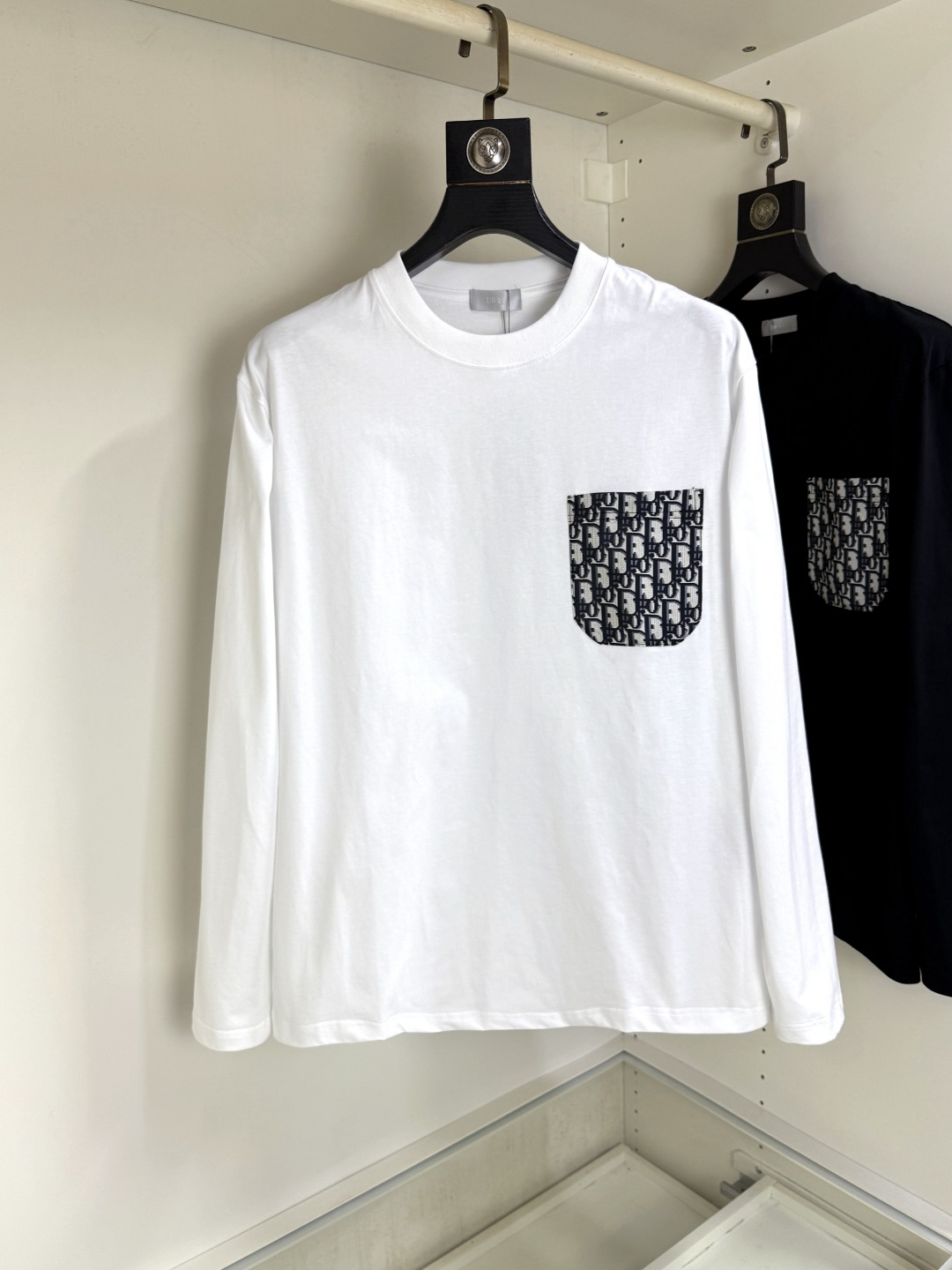 NO:546310,DIOR Long-sleeved T-shirt ~ White classic style Made in Italy Selected long-length cotton yarn 260g worsted high-spin heavy-duty fabric High-temperature wash before cutting Finished product wash soft skin-friendly cotton soft draping natural counter synchronous slightly shoulder-fall loose style Can be salty or sweet Unisex Super versatile, original, original, size XS-XL XS size shoulder width 48 bust 100 length 68 S size shoulder width 50 bust 104 length 70 M size shoulder width 52 bust 108 length 72 L size shoulder width 54 bust 112 length 74 XL size shoulder width 56 bust 116 length 76,,dior,dior,tees,t-shirt,alexander wang19860909DIOR 迪奥 长袖T恤～ 白色经典款 意大利制造 甄选长绒棉纱 260g精纺高支重磅定织面料 裁前高温洗水定型 成品再洗柔 穿着感受亲肤棉柔 垂感自然 专柜同步 微落肩宽松版型 可盐可甜 男女皆宜 超百搭,原版原标～ 尺码 XS-XL XS码肩宽48 胸围100 衣长68 S码肩宽50 胸围104 衣长70 M码肩宽52 胸围108 衣长72 L码肩宽54 胸围112 衣长74 XL码肩宽56 胸围116 衣长76,,dior,dior,tees，t-shirt,alexander wang,Men's clothing