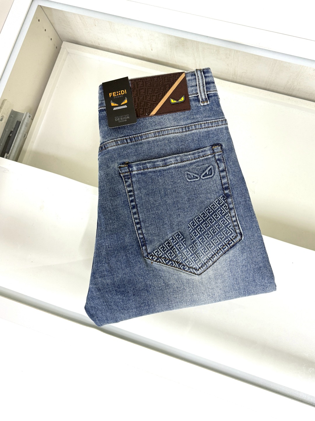 NO:550080,Fendi is coming, new styles and new products are available for sale in the counter. The original jeans in physical stores are already 1:1 good products for the original jeans in all ages. The highest version of the imported European fabric in the market is comfortable, soft and skin-friendly, with super cool and fashionable and versatile upper body effect, straight and stylish, a must-have for the wardrobe!  Suitable for any occasion Size 28-38 No 37 Yes 35, fendi, fendi, jeans, alexander wang19860909Fendi 芬迪 爆款来袭 新款新品 专柜有售 实体店已极品牛仔裤专柜原版1:1好货,适合各个年龄段.市场最高版本的欧洲进口面料.舒适柔软亲肤,上身效果超级棒时尚百搭,笔挺有型,衣橱必备！适合任何场合穿着 尺码28-38 无37 有35,,fendi,fendi,jeans,alexander wang,Men's clothing