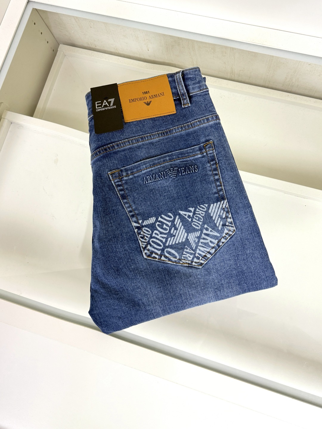 NO:550083,Armani Armani is coming, new models and new products are available for sale in the counter. The original jeans in physical stores are already 1:1 good products for the original products of all ages. The highest version of the imported European fabric in the market is comfortable, soft and skin-friendly, with super cool and fashionable and versatile upper body effect, straight and stylish, a must-have for the wardrobe!  Suitable for any occasion Size 29-40 None 37 39, Armani,armani,jeans,alexander wang19860909Armani 阿玛尼 爆款来袭 新款新品 专柜有售 实体店已极品牛仔裤专柜原版1:1好货,适合各个年龄段.市场最高版本的欧洲进口面料.舒适柔软亲肤,上身效果超级棒时尚百搭,笔挺有型,衣橱必备！适合任何场合穿着 尺码29-40 无37 39,,armani,armani,jeans,alexander wang,Men's clothing