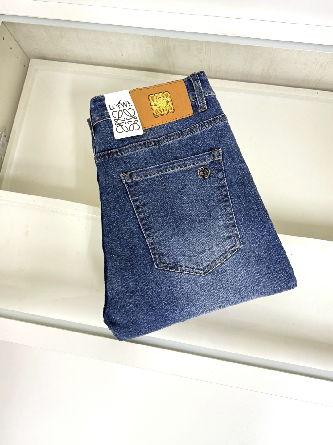 NO:550089,Loewe, hot products are coming, new products, available for sale in counters, the best jeans in physical stores are available in 1:1 original product, suitable for all ages and all ages. The highest version of imported European fabrics in the market. They are comfortable, soft and skin-friendly, with super cool and fashionable and versatile upper body effect, straight and stylish, a must-have for the wardrobe!  Suitable for any occasion Size 29-40 None 37 39,,loewe,loewe,jeans,alexander wang19860909Loewe 罗意威 爆款来袭 新款新品 专柜有售 实体店已极品牛仔裤专柜原版1:1好货,适合各个年龄段.市场最高版本的欧洲进口面料.舒适柔软亲肤,上身效果超级棒时尚百搭,笔挺有型,衣橱必备！适合任何场合穿着 尺码29-40 无37 39,,loewe,loewe,jeans,alexander wang,Men's clothing