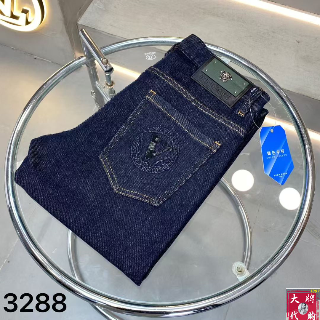 NO:550028,Versace Men's jeans original original cloth original wash water!  Imported original wash elastic fabrics, complex handicrafts superimposed, any wash process will become a completely different color effect after a few more seconds, so it is more precious, especially long-lasting and odor-resistant... Use the best tannin elastic texture, genuine leather leather cards, high-quality metal accessories... to create a unique and original jeans style!  Original hardware accessories, super positive style, comfortable and breathable, extremely high grade, counter quality, and handsome upper body. Number of codes 29-38, versace, versace, jeans, alexander wang19860909Versace 范思哲 男士牛仔裤原厂原布原洗水！进口原版水洗弹力面料,复杂的手工艺叠加,任何一个洗水环节多停留几秒都会变成完全不一样的颜色效果,所以越加珍贵,特别持久、耐味…… 选用上乘的丹宁弹力质感,真皮皮牌、高定的金属辅料……打造出独特及原创的牛仔裤款型！原版五金辅料,版型超正,舒适透气,档次极高,专柜品质,上身帅气十足.码数29-38,,versace,versace,jeans,alexander wang,Men's clothing