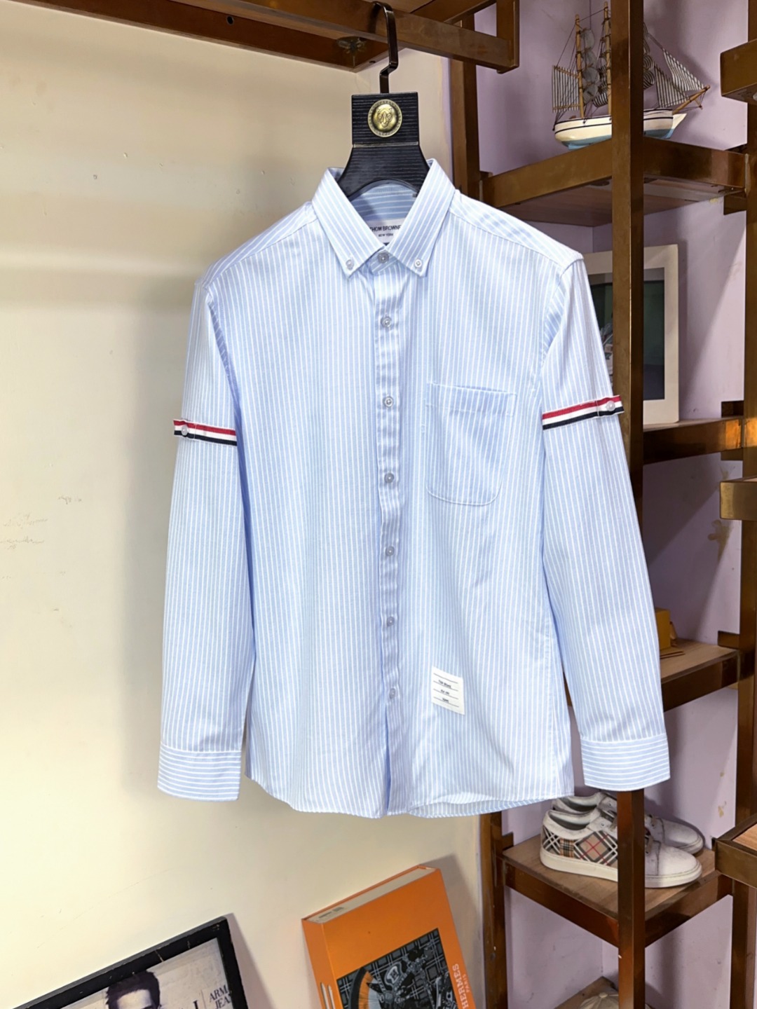 NO:550095,TB Tom Brown's top-notch business original long-sleeved shirt, advanced customization and versatile style, anyone can easily control it. The fabric is fully customized and the latest logo design of the luxury classic brand on the chest is a must-have for those who know the quality and know-how!  The tailoring is slim-fitting, very refined, shows off aura, and highlights the sophistication of business men. This is unique, it has just the right amount of slim fit, and the upper body effect is great!  Sizes M-3XL (up to 190 pounds),,thom browne,shirts,alexander wang19860909TB 汤姆布朗 顶级商务原单长袖衬衫高级定制百搭款式 任何人都可以轻松驾驭 面料全订制工艺 胸前奢华经典品牌最新logo设计,非常显档次懂货的必须入！版型剪裁属于修身款 非常精致,显气场,又会凸显商务男士的精致,这就是独到之处,恰到好处的修身,上身效果非常赞！尺码M-3XL（最大穿到190斤）,,thom browne,shirts,alexander wang,Men's clothing