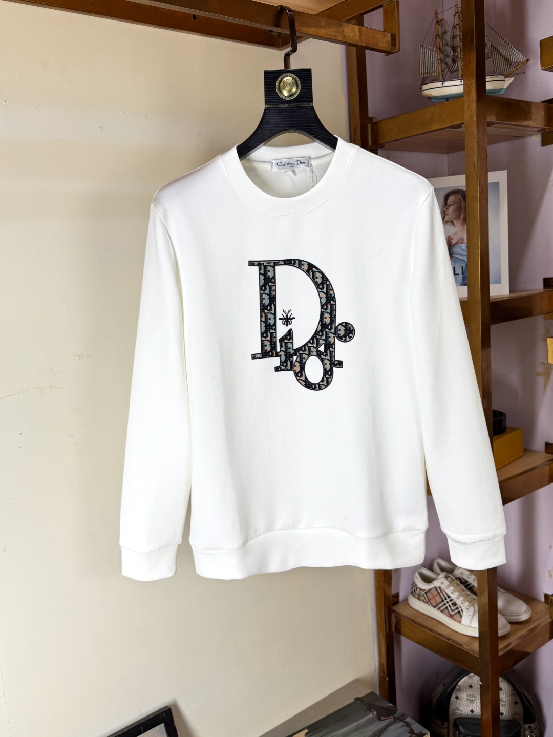 NO:550107,DIOR Autumn new products, long-sleeved sweatshirts, classic logo design, versatile models, released simultaneously on the official website. Customized fabrics are soft and delicate, with a high skin-friendly feel, perfectly interpreting the brand's fashion trend!  Men’s wardrobe are indispensable, and they are low-key designs and must-haves. Dears, please buy them quickly!  Code number M-4XL, dior, dior, hoodie, sweatshirts, alexander wang19860909DIOR 迪奥 秋季新品 长袖卫衣,经典Logo设计,百搭款 官网同步发售 定制面料,柔软细腻,亲肤感极高,完美诠释出品牌的时尚潮流！男人的衣柜都少不了基础 是低调的设计 必备款,亲们赶紧入手！码数M-4XL,,dior,dior,hoodie,sweatshirts,alexander wang,Men's clothing