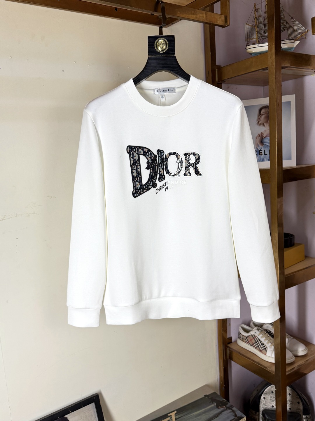 NO:550099,DIOR Autumn new products, long-sleeved sweatshirts, classic logo design, versatile models, released simultaneously on the official website. Customized fabrics are soft and delicate, with a high skin-friendly feel, perfectly interpreting the brand's fashion trend!  Men’s wardrobe are indispensable, and they are low-key designs and must-haves. Dears, please buy them quickly!  Code number M-4XL, dior, dior, hoodie, sweatshirts, alexander wang19860909DIOR 迪奥 秋季新品 长袖卫衣,经典Logo设计,百搭款 官网同步发售 定制面料,柔软细腻,亲肤感极高,完美诠释出品牌的时尚潮流！男人的衣柜都少不了基础 是低调的设计 必备款,亲们赶紧入手！码数M-4XL,,dior,dior,hoodie,sweatshirts,alexander wang,Men's clothing