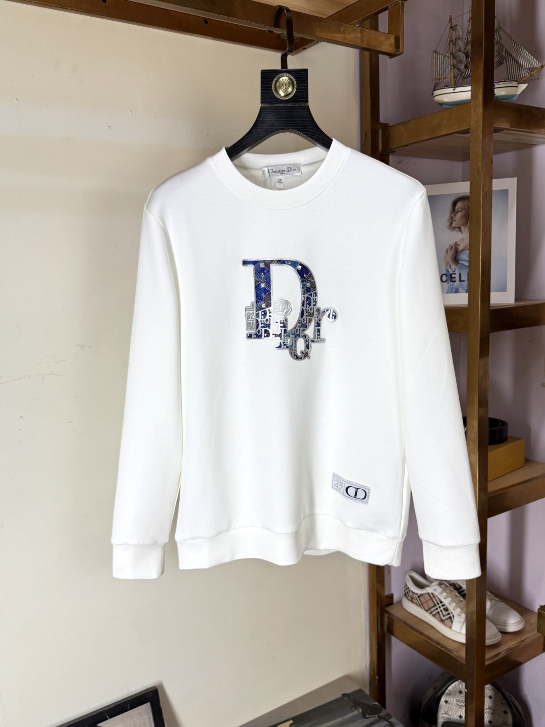 NO:550127,DIOR Dior's new fall product, long-sleeved sweatshirt, classic logo design, versatile style, available simultaneously on the official website. Customized fabric, soft and delicate, highly skin-friendly, perfectly interpreting the brand's fashion trend!  A man's wardrobe is indispensable for the basics. It is a low-key design and a must-have item. Dear friends, hurry up and get it!  Size M-4XL,,dior,dior,hoodie,sweatshirts,alexander wang19860909DIOR 迪奥 秋季新品 长袖卫衣,经典Logo设计,百搭款 官网同步发售 定制面料,柔软细腻,亲肤感极高,完美诠释出品牌的时尚潮流！男人的衣柜都少不了基础 是低调的设计 必备款,亲们赶紧入手！码数M-4XL,,dior,dior,hoodie,sweatshirts,alexander wang,Men's clothing