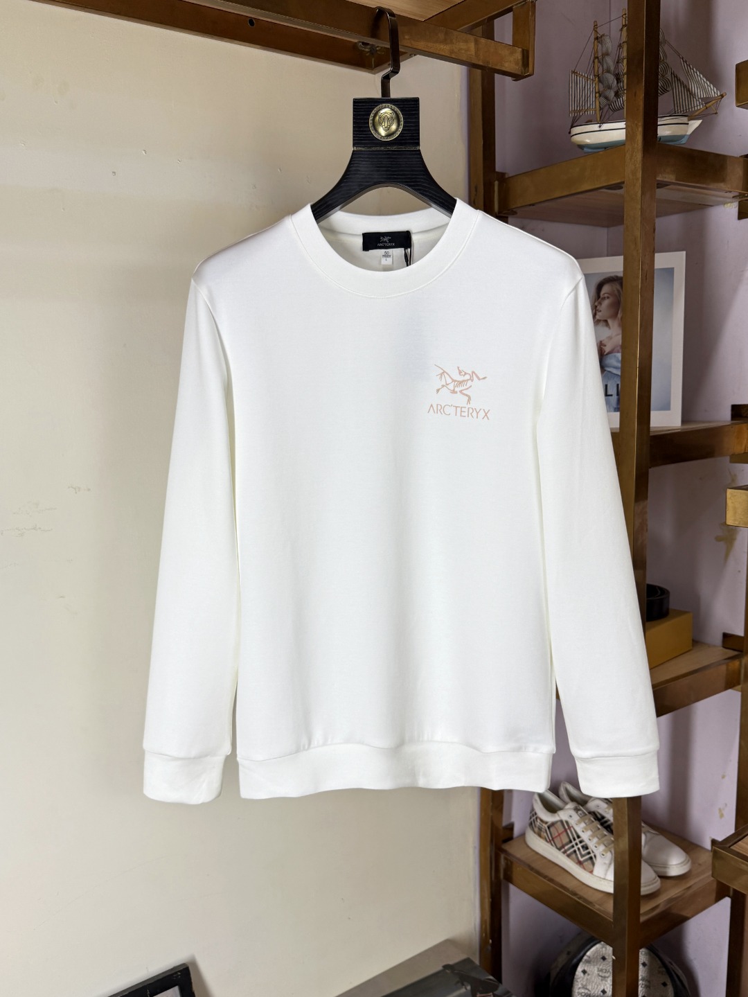 NO:550138,Archaeopteryx, new autumn products, long-sleeved sweatshirts, classic logo design, versatile models, released simultaneously on the official website. Customized fabrics are soft and delicate, with a high skin-friendly feel, perfectly interpreting the brand's fashion trend!  Men’s wardrobe are indispensable, and they are low-key designs and must-haves. Dears, please buy them quickly!  Code number M-4XL, arc'teryx, hoodie, sweatshirts, alexander wang19860909始祖鸟 秋季新品 长袖卫衣,经典Logo设计,百搭款 官网同步发售 定制面料,柔软细腻,亲肤感极高,完美诠释出品牌的时尚潮流！男人的衣柜都少不了基础 是低调的设计 必备款,亲们赶紧入手！码数M-4XL,arc'teryx,hoodie,sweatshirts,alexander wang,Men's clothing