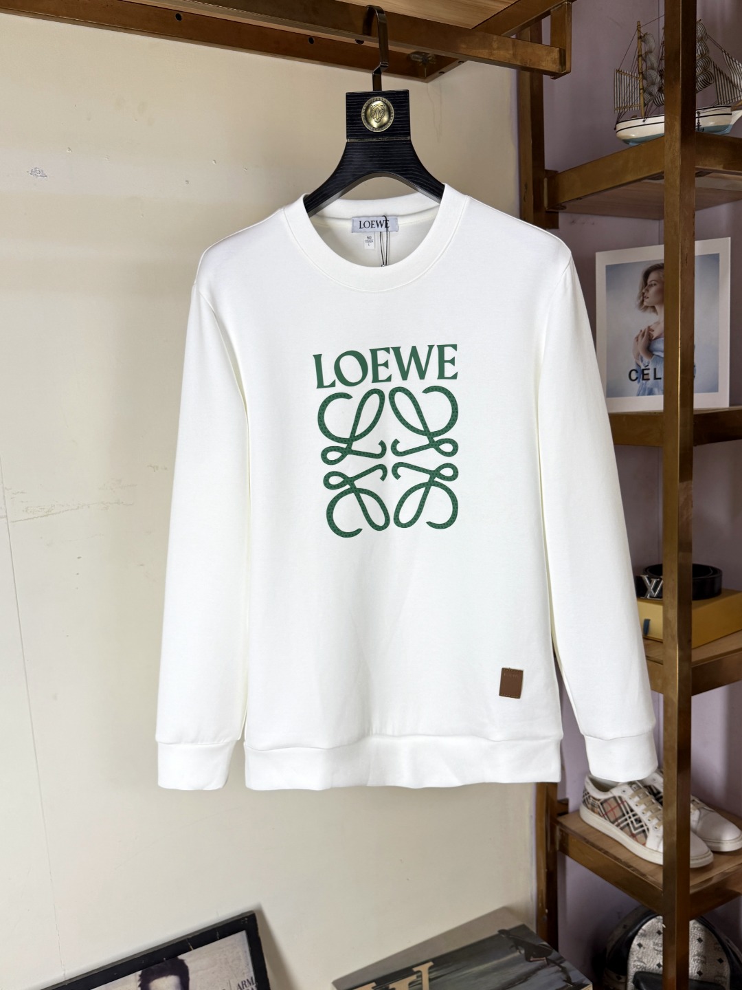 NO:550108,Loewe Loewe's new autumn products, long-sleeved sweatshirts, classic logo design, versatile models, released simultaneously on the official website. Customized fabrics are soft and delicate, with a high skin-friendly feel, perfectly interpreting the brand's fashion trend!  Men’s wardrobe are indispensable, and they are low-key designs and must-haves. Dears, please buy them quickly!  Code number M-4XL, loewe, loewe, hoodie, sweatshirts, alexander wang19860909Loewe 罗意威 秋季新品 长袖卫衣,经典Logo设计,百搭款 官网同步发售 定制面料,柔软细腻,亲肤感极高,完美诠释出品牌的时尚潮流！男人的衣柜都少不了基础 是低调的设计 必备款,亲们赶紧入手！码数M-4XL,,loewe,loewe,hoodie,sweatshirts,alexander wang,Men's clothing