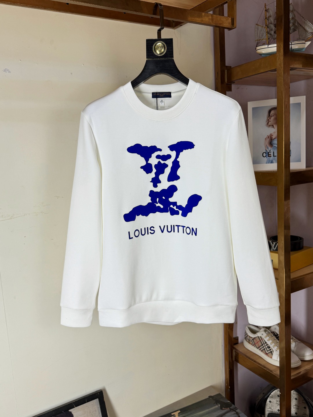 NO:550100,LV Louis Vuitton's new autumn products, long-sleeved sweatshirts, classic logo design, versatile models, released simultaneously on the official website. Customized fabrics are soft and delicate, with a high skin-friendly feel, perfectly interpreting the brand's fashion trend!  Men’s wardrobe are indispensable, and they are low-key designs and must-haves. Dears, please buy them quickly!  Code number M-4XL, louis vuitton,louis vuitton,hoodie,sweatshirts,alexander wang19860909LV 路易威登 秋季新品 长袖卫衣,经典Logo设计,百搭款 官网同步发售 定制面料,柔软细腻,亲肤感极高,完美诠释出品牌的时尚潮流！男人的衣柜都少不了基础 是低调的设计 必备款,亲们赶紧入手！码数M-4XL,,louis vuitton,louis vuitton,hoodie,sweatshirts,alexander wang,Men's clothing