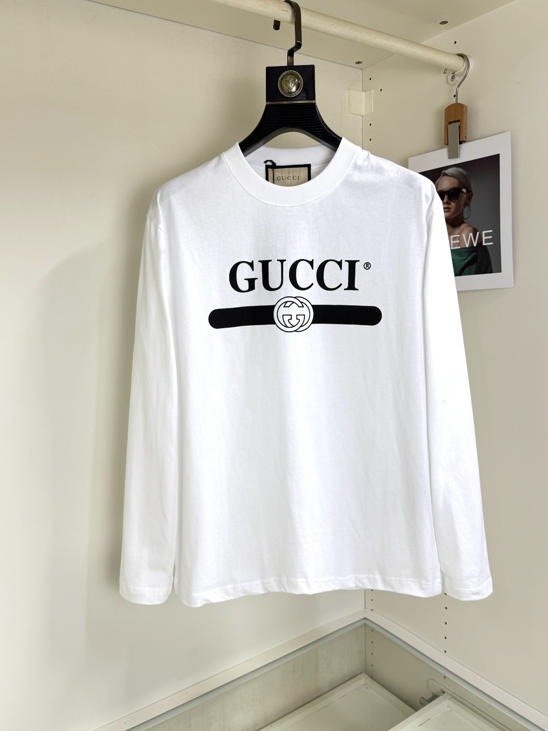 NO:656617,Gucci 2025 Autumn and Winter round neck embroidered long-sleeved T-shirt base layer. The elemental logo badge highlights the casual fashion charm and still leads the fashion style. It selects long-staple cotton yarn and 260g worsted high-count heavy-weight custom-woven and dyed fabrics. It is washed at high temperature before cutting to shape, and the finished product is washed softly. It feels skin-friendly when worn. The cotton is soft and has a natural drape. It is synchronized with the counter and has a loose version with slightly dropped shoulders. It can be salty or sweet, suitable for both men and women, and is super versatile.  Using machine embroidery, the delicate and full texture is highlighted, bringing a new experience to fashion sports and leisure!  !  Sizes XS-XL19860909Gucci 古奇 2025秋冬 圆领刺绣长袖T恤打底衫 元素性的Logo徽章凸显休闲时尚魅力,依然独领时尚风骚,甄选长绒棉纱,260g精纺高支重磅定织定染面料,裁前高温洗水定型,成品再洗柔,穿着感受亲肤棉柔,垂感自然.专柜同步,微落肩宽松版型,可盐可甜,男女皆宜,超百搭. 采用器械刺绣,细腻饱满的质感突显,为时尚运动休闲带来全新体验！！ 尺码 XS-XL XS码肩宽48 胸围100 衣长68 S码肩宽50 胸围104 衣长70 M码肩宽52 胸围108 衣长72 L码肩宽54 胸围112 衣长74 XL码肩宽56 胸围116 衣长76,,gucci,tees，t-shirt,alexander wang,Men's clothing