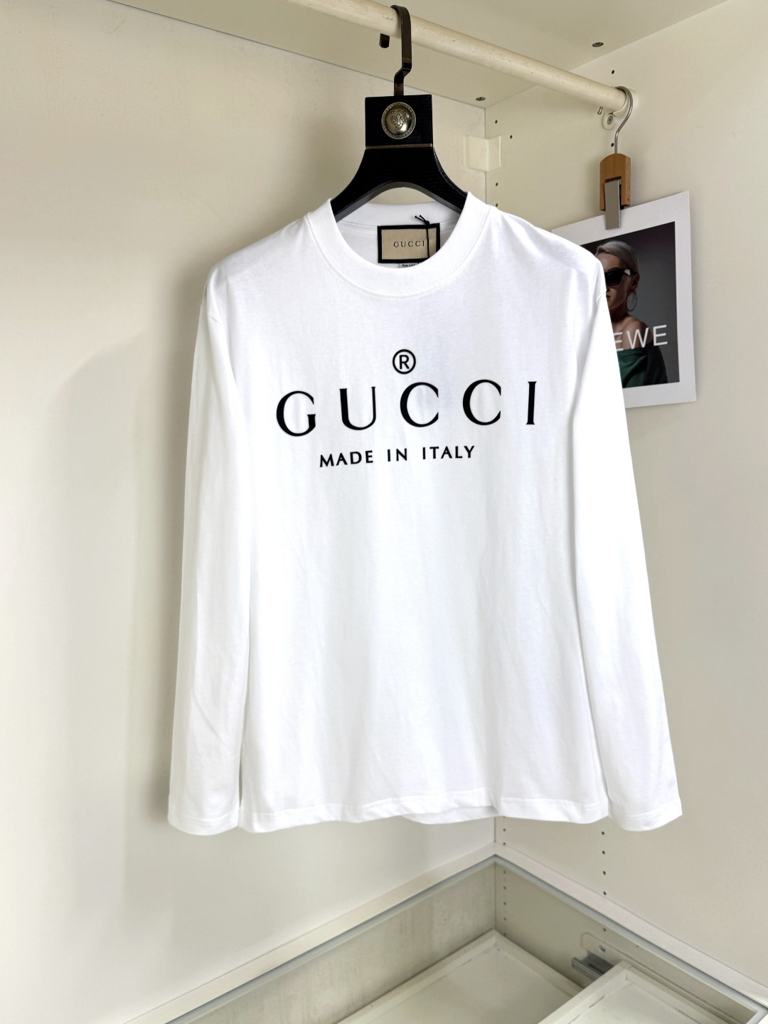 NO:773545,Gucci 2025 Autumn and Winter round neck embroidered long-sleeved T-shirt base layer. The elemental logo badge highlights the casual fashion charm and still leads the fashion style. It selects long-staple cotton yarn and 260g worsted high-count heavy-weight custom-woven and dyed fabrics. It is washed at high temperature before cutting to shape, and the finished product is washed softly. It feels skin-friendly when worn. The cotton is soft and has a natural drape. It is synchronized with the counter and has a loose version with slightly dropped shoulders. It can be salty or sweet, suitable for both men and women, and is super versatile.  Using machine embroidery, the delicate and full texture is highlighted, bringing a new experience to fashion sports and leisure!  !  Sizes XS-XL19860909Gucci 古奇 2025秋冬 圆领刺绣长袖T恤打底衫 元素性的Logo徽章凸显休闲时尚魅力,依然独领时尚风骚,甄选长绒棉纱,260g精纺高支重磅定织定染面料,裁前高温洗水定型,成品再洗柔,穿着感受亲肤棉柔,垂感自然.专柜同步,微落肩宽松版型,可盐可甜,男女皆宜,超百搭. 采用器械刺绣,细腻饱满的质感突显,为时尚运动休闲带来全新体验！！ 尺码 XS-XL XS码肩宽48 胸围100 衣长68 S码肩宽50 胸围104 衣长70 M码肩宽52 胸围108 衣长72 L码肩宽54 胸围112 衣长74 XL码肩宽56 胸围116 衣长76,,gucci,tees，t-shirt,,Men's clothing