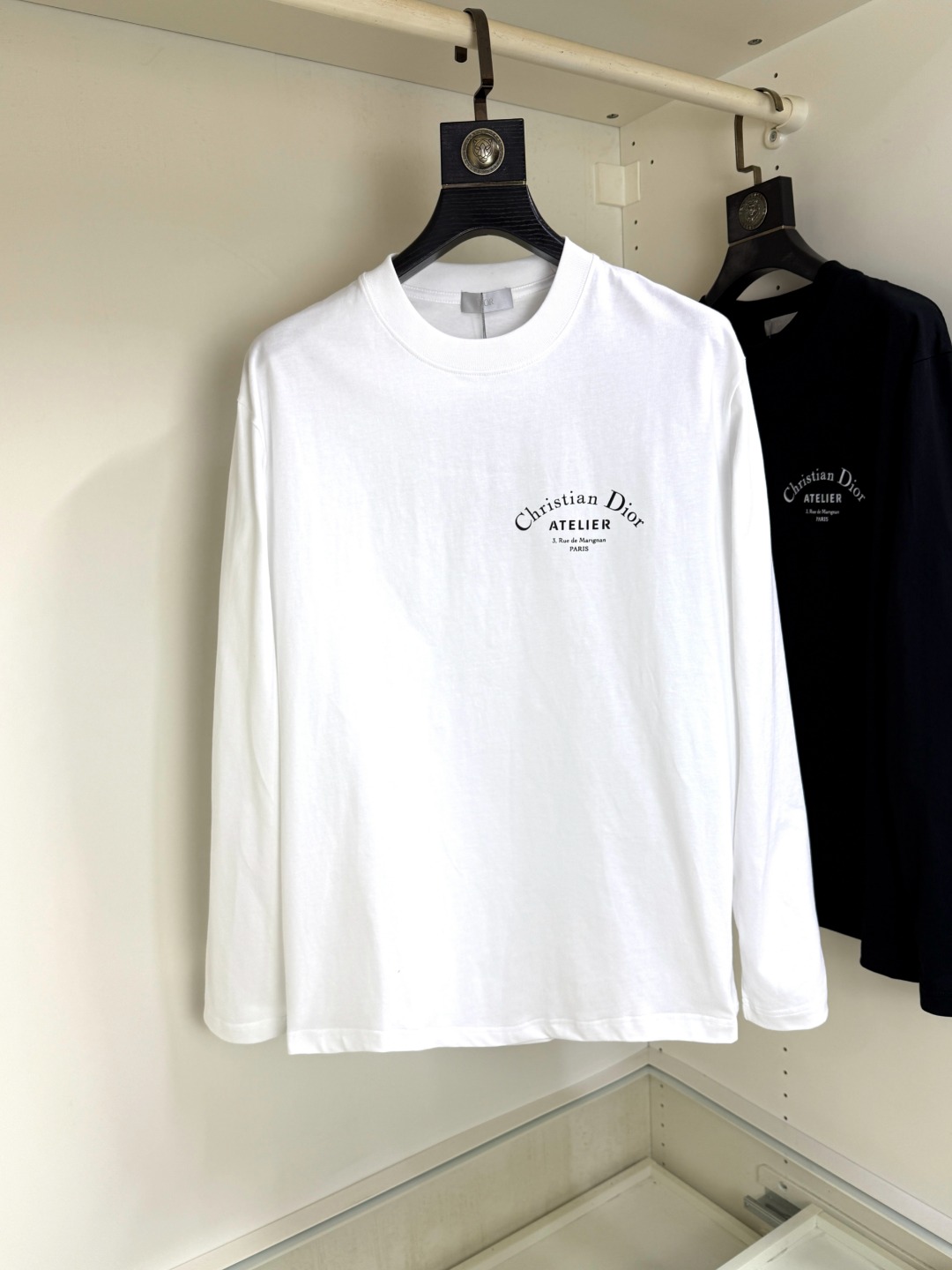 NO:773539,DIOR Dior 2025 Autumn and Winter Round neck embroidered long-sleeved T-shirt base layer. The elemental logo badge highlights the casual fashion charm and still leads the fashion trend. It selects long-staple cotton yarn and 260g worsted high-count heavy-weight custom-woven and dyed fabrics. It is washed at high temperature before cutting to set the shape. The finished product is washed softly. It feels skin-friendly when worn. The cotton is soft and has a natural drape. It is synchronized with the counter and has a slightly dropped shoulder and loose version. It can be salty or sweet, suitable for both men and women, and is super versatile.  Using machine embroidery, the delicate and full texture is highlighted, bringing a new experience to fashion sports and leisure!  !  Sizes XS-XL19860909DIOR 迪奥 2025秋冬 圆领刺绣长袖T恤打底衫 元素性的Logo徽章凸显休闲时尚魅力,依然独领时尚风骚,甄选长绒棉纱,260g精纺高支重磅定织定染面料,裁前高温洗水定型,成品再洗柔,穿着感受亲肤棉柔,垂感自然.专柜同步,微落肩宽松版型,可盐可甜,男女皆宜,超百搭. 采用器械刺绣,细腻饱满的质感突显,为时尚运动休闲带来全新体验！！ 尺码 XS-XL XS码肩宽48 胸围100 衣长68 S码肩宽50 胸围104 衣长70 M码肩宽52 胸围108 衣长72 L码肩宽54 胸围112 衣长74 XL码肩宽56 胸围116 衣长76,,dior,dior,tees，t-shirt,,Men's clothing