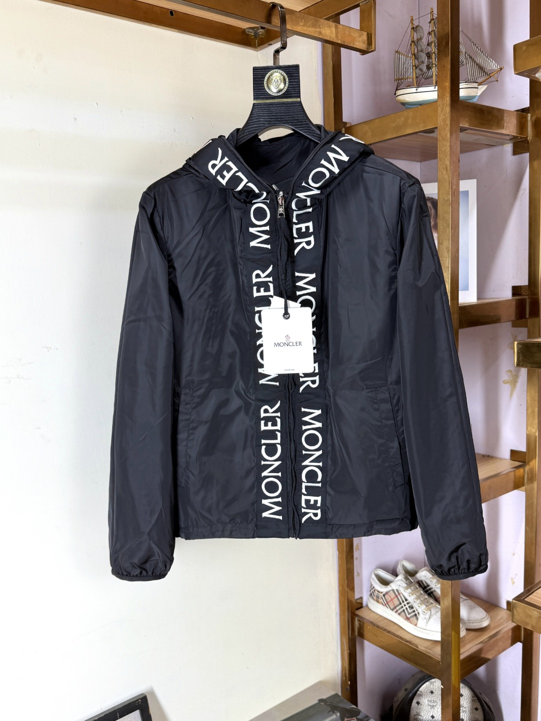 NO:573051,MONCLER is exclusively for new original men's jackets. Special channel supply. High-end goods, simple and classic, popular style. Original polyester fiber innovative technology fabric. Simple, neat and refreshing business. The quality workmanship details can withstand any form of inspection. It is definitely produced by a major factory. It presents a brand new look and gives you a unique upper body experience!  All have gone through a strict selection process, and the original custom-made metal hardware zippers are simple, elegant and versatile. The upper body is elegant and handsome, giving you a brand new sense of sight!  The appearance is incomparable, the details are in place, the upper body is not picky, and it is a must-have for yourself. The counter size is M-3XL.,,Moncler,jackets & coats,jackets & coats,alexander wang19860909MONCLER 蒙口 专供新款原单男士夹克外套 渠道特供 高端货简约经典大爆款 原版聚酯纤维创新科技面料 简洁利落又清爽商务,品质做工细节经得起任何形式检验,绝对大厂代工出品 呈现一种焕然一新,赋予你与众不同的上身体验！均经过严格的挑选工序,原版定制金属五金拉链,简约大方百搭款 上身优雅帅气,焕然一新的即视感！品相无敌,细节都很到位,上身不挑人,必入的自留款.专柜码数M-3XL.,,Moncler,jackets & coats,jackets & coats,alexander wang,Men's clothing