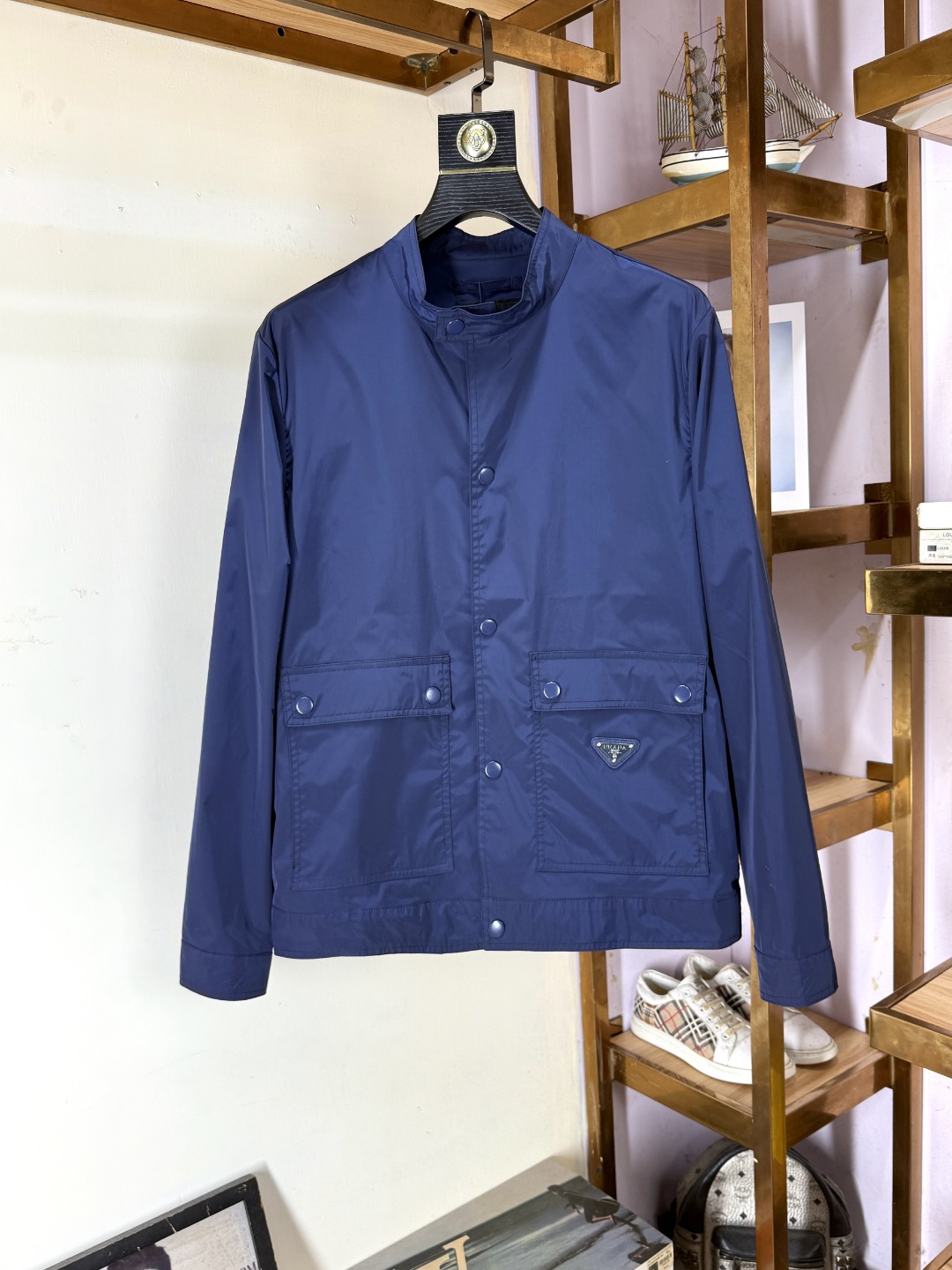 NO:644933,Prada specializes in new original men's jackets. Special channel supply. High-end products, simple and classic, popular style. Original polyester fiber innovative technology fabric. Simple, neat and refreshing business. The quality workmanship details can withstand any form of inspection. It is definitely produced by a major factory. It presents a brand new look and gives you a unique upper body experience!  All have gone through a strict selection process, and the original custom-made metal hardware zippers are simple, elegant and versatile. The upper body is elegant and handsome, giving you a brand new sense of sight!  The appearance is incomparable, the details are in place, the upper body is not picky, and it is a must-have. The counter size is M-3XL,, prada, prada, jackets & coats, jackets & coats, alexander wang19860909Prada 普拉达 专供新款原单男士夹克外套 渠道特供 高端货简约经典大爆款 原版聚酯纤维创新科技面料 简洁利落又清爽商务,品质做工细节经得起任何形式检验,绝对大厂代工出品 呈现一种焕然一新,赋予你与众不同的上身体验！均经过严格的挑选工序,原版定制金属五金拉链,简约大方百搭款 上身优雅帅气,焕然一新的即视感！品相无敌,细节都很到位,上身不挑人,必入的自留款.专柜码数M-3XL,,prada,prada,jackets & coats,jackets & coats,alexander wang,Men's clothing