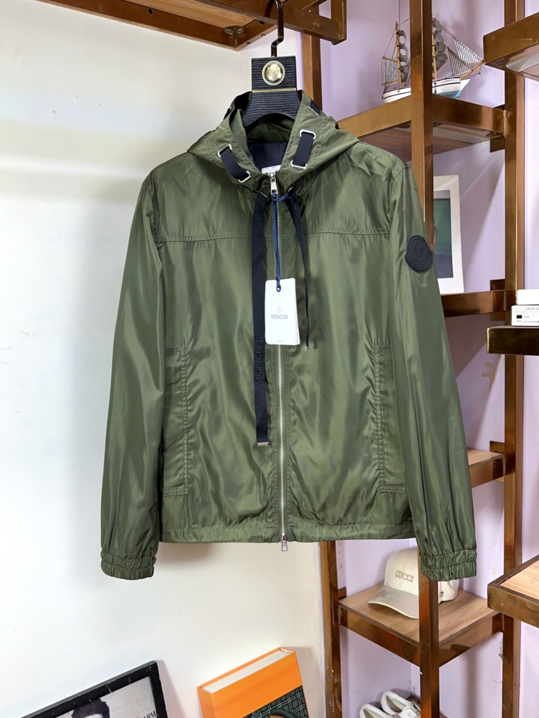 NO:656578,Moncler's new fashionable high-end men's mask, classic and popular jackets are recommended!  Men's jackets, fashionable casual jackets, made of high-tech smooth composite fabric with high weave and ultra-fine texture. The texture of the fabric is very high-end and delicate, with a strong sense of class. The accessories are all customized with the brand logo. They are both business and casual, and the styles are versatile and suitable for various occasions. Anyone can easily control them. Sizes 1-5 (equivalent to national code M-3XL), Moncler, jackets & coats, jackets & coats, alexander wang19860909Moncler 蒙口 新款时尚高端男款,经典爆款夹克推荐！男士外套,时尚休闲外套夹克 ,高织超细腻的高科技爽滑复合布材质,面料的质感很高档细腻,档次感强 ,辅料全定制出品牌logo.商务休闲兼备款,款式百搭适合各种场合 ,任何人都可以轻松驾驭.码数1-5码（等同国码M-3XL）,,Moncler,jackets & coats,jackets & coats,alexander wang,Men's clothing