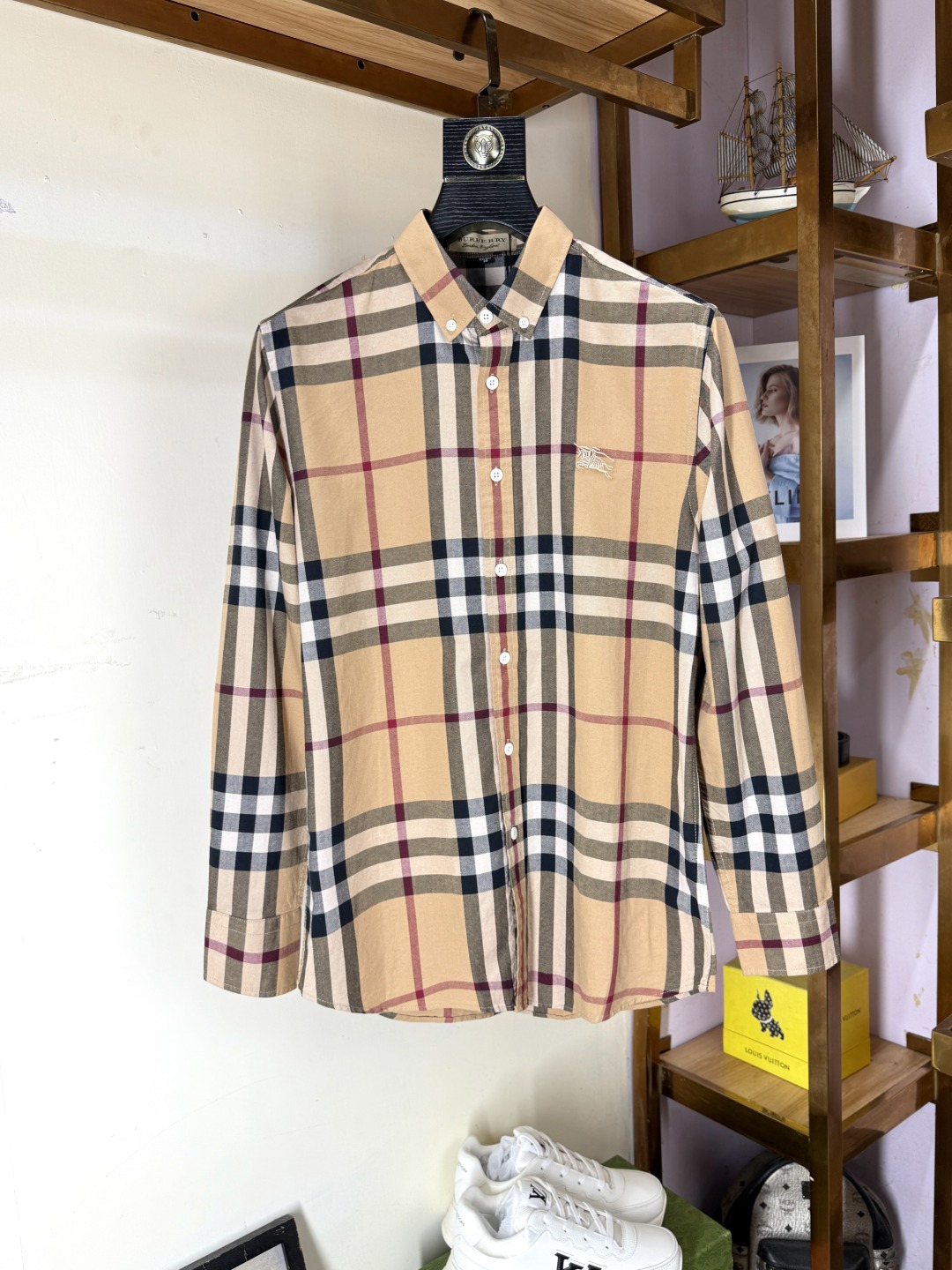 NO:573081,Burberry counter fashion hot-selling shirts, casual and fashionable outer wear, must-have inner wear, comfortable and good-looking, visible on the upper body. Custom-imported high-end mercerized fabrics, the fabric has a delicate feel, close to the body, comfortable and not piercing the flesh, making it fashionable and stylish. The counter logo design is very unique, original quality and craftsmanship, perfect three-dimensional slim tailoring, and the seams and seams are very rigorous and elegant. Absolute first-line OEM requirements!  Don’t miss it, male gods!  All three standards are complete!  Size M-4XL,,burberry,burberry,shirts,alexander wang19860909Burberry巴宝莉 专柜时尚大爆款衬衫,休闲时尚外穿 内搭必备款,舒适好看上身可见 定制进口高端丝光面料,面料手感细腻,贴身舒适不扎肉,穿着时尚有型专柜标志设计非常独特,原版品质与工艺 完美立体修身剪裁 锁边缝盘都非常严谨考究 绝对一线代工要求！男神们别错过！ 三标齐全！尺码M-4XL,,burberry,burberry,shirts,alexander wang,Men's clothing