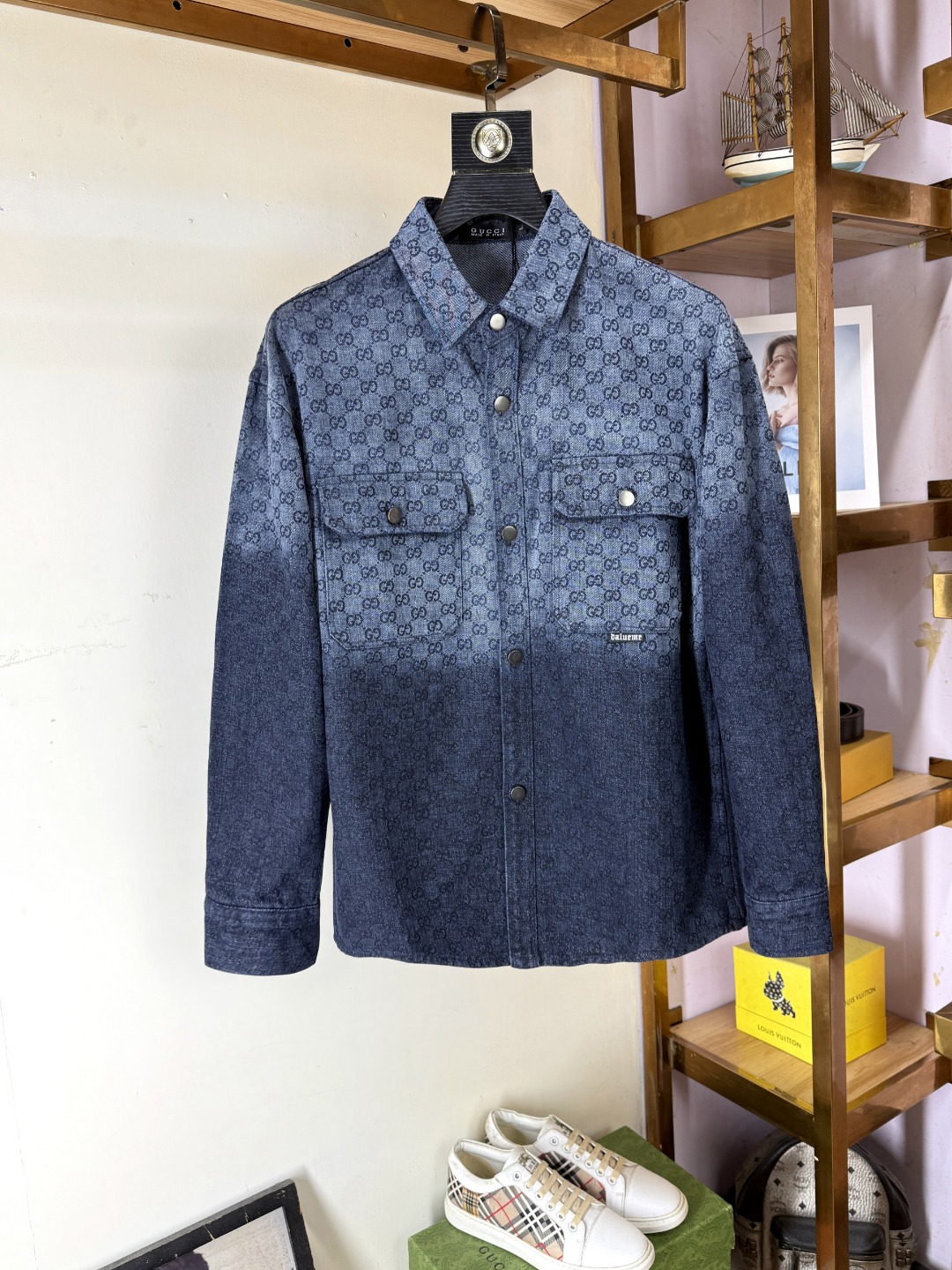 NO:571174,Gucci Gucci specializes in new original men's denim jackets. Special channel supply. High-end goods, simple classics, popular models. Original innovative technological fabrics. Simple, neat and refreshing business. The quality workmanship details can withstand any form of inspection. They are definitely produced by major manufacturers. They present a brand new look and give you a unique upper body experience!  All have gone through a strict selection process, and the original custom-made metal hardware zippers are simple, elegant and versatile. The upper body is elegant and handsome, giving you a brand new sense of sight!  The appearance is incomparable, the details are in place, the upper body is not picky, it is a must-have for your own use. The counter size is M-3XL,, gucci, alexander wang19860909Gucci 古奇 专供新款原单男士牛仔衣 渠道特供 高端货简约经典大爆款 原版创新科技面料 简洁利落又清爽商务,品质做工细节经得起任何形式检验,绝对大厂代工出品 呈现一种焕然一新,赋予你与众不同的上身体验！均经过严格的挑选工序,原版定制金属五金拉链,简约大方百搭款 上身优雅帅气,焕然一新的即视感！品相无敌,细节都很到位,上身不挑人,必入的自留款.专柜码数M-3XL,,gucci,alexander wang,Men's clothing