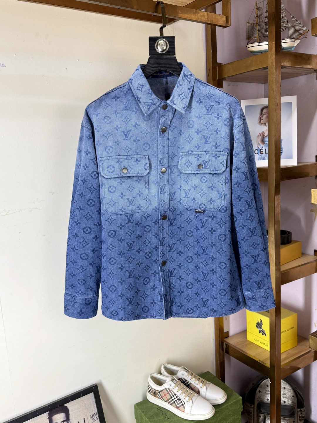 NO:571167,LV Louis Vuitton specializes in new original men's denim jackets. Special channel supply. High-end goods, simple classics and popular models. Original innovative technological fabrics. Simple, neat and refreshing business. The quality workmanship details can withstand any form of inspection. They are definitely produced by major manufacturers. They present a brand new look and give you a unique upper body experience!  All have gone through a strict selection process, and the original custom-made metal hardware zippers are simple, elegant and versatile. The upper body is elegant and handsome, giving you a brand new sense of sight!  The appearance is incomparable, the details are in place, the upper body is not picky, and it is a must-have for yourself. The counter size is M-3XL,, louis vuitton, louis vuitton, alexander wang19860909LV 路易威登 专供新款原单男士牛仔衣 渠道特供 高端货简约经典大爆款 原版创新科技面料 简洁利落又清爽商务,品质做工细节经得起任何形式检验,绝对大厂代工出品 呈现一种焕然一新,赋予你与众不同的上身体验！均经过严格的挑选工序,原版定制金属五金拉链,简约大方百搭款 上身优雅帅气,焕然一新的即视感！品相无敌,细节都很到位,上身不挑人,必入的自留款.专柜码数M-3XL,,louis vuitton,louis vuitton,alexander wang,Men's clothing