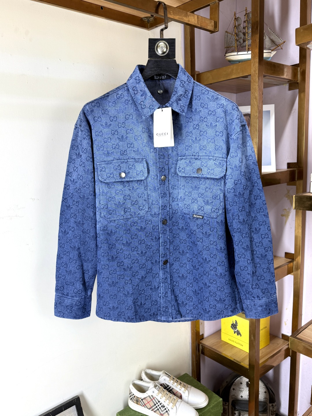 NO:571173,Gucci Gucci specializes in new original men's denim jackets. Special channel supply. High-end goods, simple classics, popular models. Original innovative technological fabrics. Simple, neat and refreshing business. The quality workmanship details can withstand any form of inspection. They are definitely produced by major manufacturers. They present a brand new look and give you a unique upper body experience!  All have gone through a strict selection process, and the original custom-made metal hardware zippers are simple, elegant and versatile. The upper body is elegant and handsome, giving you a brand new sense of sight!  The appearance is incomparable, the details are in place, the upper body is not picky, it is a must-have for your own use. The counter size is M-3XL,, gucci, alexander wang19860909Gucci 古奇 专供新款原单男士牛仔衣 渠道特供 高端货简约经典大爆款 原版创新科技面料 简洁利落又清爽商务,品质做工细节经得起任何形式检验,绝对大厂代工出品 呈现一种焕然一新,赋予你与众不同的上身体验！均经过严格的挑选工序,原版定制金属五金拉链,简约大方百搭款 上身优雅帅气,焕然一新的即视感！品相无敌,细节都很到位,上身不挑人,必入的自留款.专柜码数M-3XL,,gucci,alexander wang,Men's clothing