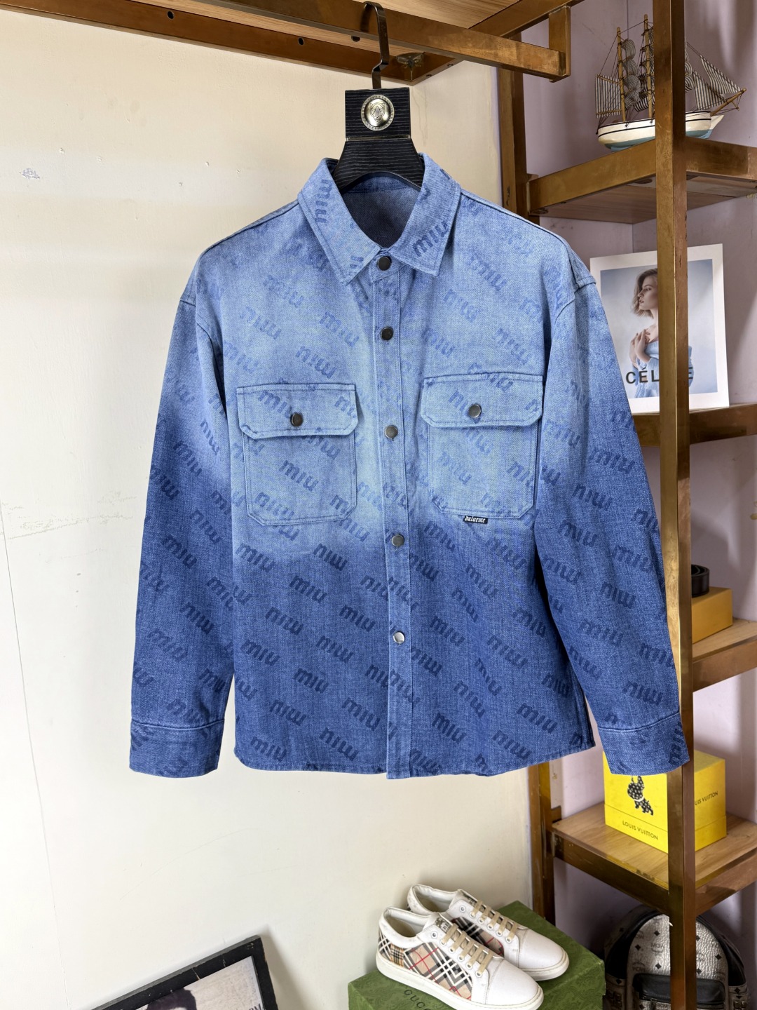 NO:571170,Miumiu Miu Miu specializes in new original men's denim jackets. Special channel supply. High-end goods, simple classics, popular models. Original innovative technological fabrics. Simple, neat and refreshing business. The quality workmanship details can withstand any form of inspection. They are definitely produced by major manufacturers. They present a brand new look and give you a unique upper body experience!  All have gone through a strict selection process, and the original custom-made metal hardware zippers are simple, elegant and versatile. The upper body is elegant and handsome, giving you a brand new sense of sight!  The appearance is incomparable, the details are in place, the upper body is not picky, and it is a must-have for your own money. The size of the counter is M-3XL,,miumiu,alexander wang19860909Miumiu 缪缪 专供新款原单男士牛仔衣 渠道特供 高端货简约经典大爆款 原版创新科技面料 简洁利落又清爽商务,品质做工细节经得起任何形式检验,绝对大厂代工出品 呈现一种焕然一新,赋予你与众不同的上身体验！均经过严格的挑选工序,原版定制金属五金拉链,简约大方百搭款 上身优雅帅气,焕然一新的即视感！品相无敌,细节都很到位,上身不挑人,必入的自留款.专柜码数M-3XL,,miumiu,alexander wang,Men's clothing