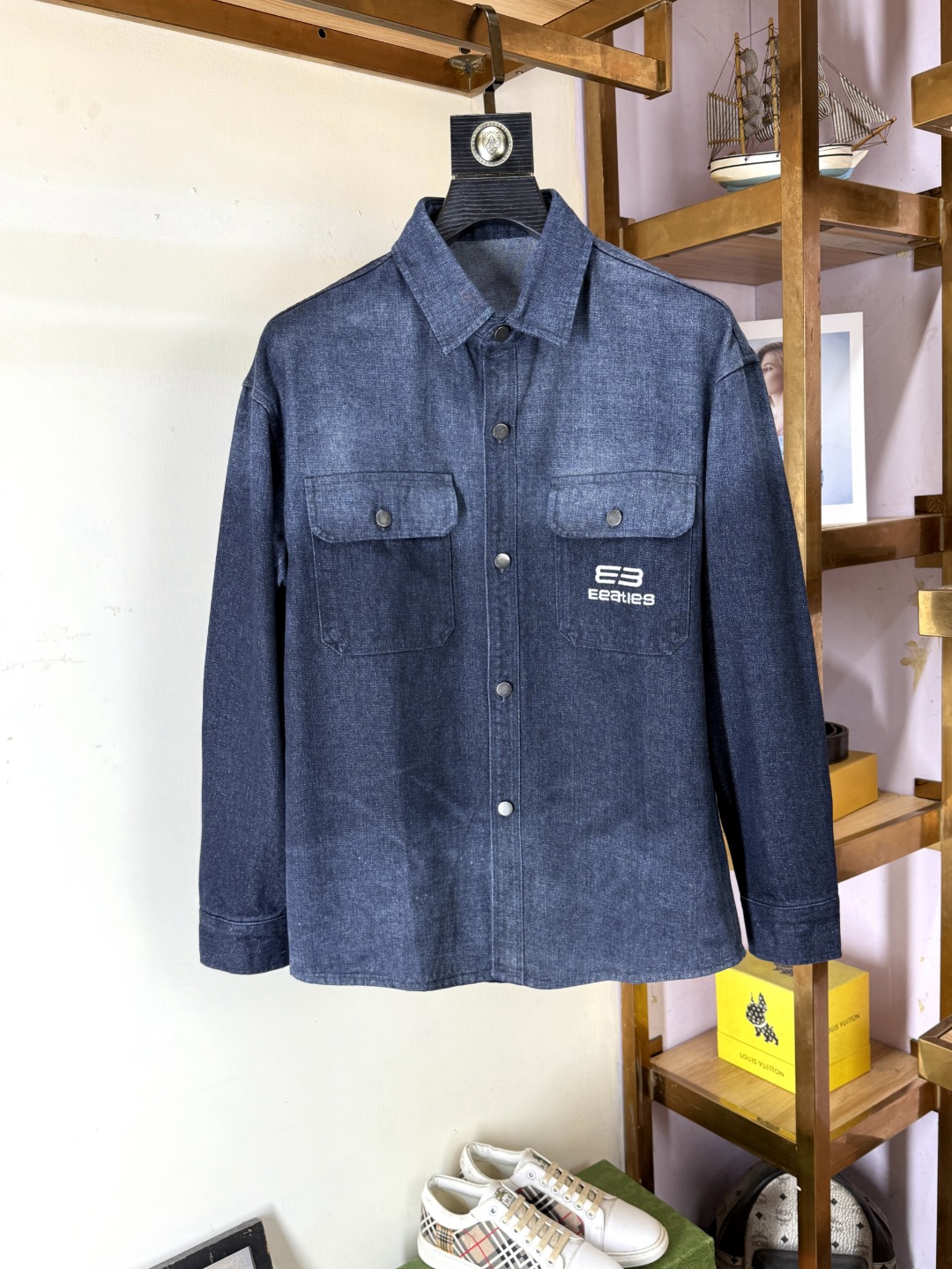 NO:571169,Balenciaga specializes in new original men's denim jackets. Special channel supply. High-end goods, simple classics and popular styles. Original innovative technological fabrics. Simple, neat and refreshing business. The quality workmanship details can withstand any form of inspection. They are definitely produced by major factories. They present a brand new look and give you a unique upper body experience!  All have gone through a strict selection process, and the original custom-made metal hardware zippers are simple, elegant and versatile. The upper body is elegant and handsome, giving you a brand new sense of sight!  The appearance is incomparable, the details are in place, the upper body is not picky, and it is a must-have for yourself. The counter size is M-3XL, balenciaga, alexander wang19860909巴黎世家 专供新款原单男士牛仔衣 渠道特供 高端货简约经典大爆款 原版创新科技面料 简洁利落又清爽商务,品质做工细节经得起任何形式检验,绝对大厂代工出品 呈现一种焕然一新,赋予你与众不同的上身体验！均经过严格的挑选工序,原版定制金属五金拉链,简约大方百搭款 上身优雅帅气,焕然一新的即视感！品相无敌,细节都很到位,上身不挑人,必入的自留款.专柜码数M-3XL,,balenciaga,alexander wang,Men's clothing