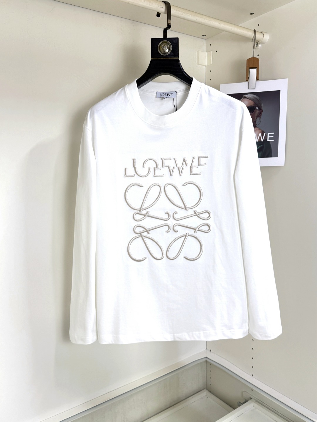 NO:571163,Loewe long-sleeved T-shirt ~ Classic style Made in Italy Selected long-staple cotton yarn 260g worsted high-count heavy-weight custom-woven fabric High-temperature washing and shaping before cutting The finished product is washed softly Wearing feels skin-friendly cotton soft Natural drape Counter synchronization Slightly dropped shoulders loose version Can be salty or sweet Unisex Super versatile, original original standard ~ Size XS-XL. XS size shoulder width 48, bust 100  Length 68, size S, shoulder width 50, bust 104, length 70, size M, shoulder width 52, bust 108, length 72, size L, shoulder width 54, bust 112, length 74, size XL, shoulder width 56, bust 116, length 76, loewe, loewe, tees, t-shirt, alexander wang19860909Loewe 罗意威 长袖T恤～ 经典款 意大利制造 甄选长绒棉纱 260g精纺高支重磅定织面料 裁前高温洗水定型 成品再洗柔 穿着感受亲肤棉柔 垂感自然 专柜同步 微落肩宽松版型 可盐可甜 男女皆宜 超百搭,原版原标～ 尺码 XS-XL. XS码肩宽48 胸围100 衣长68 S码肩宽50 胸围104 衣长70 M码肩宽52 胸围108 衣长72 L码肩宽54 胸围112 衣长74 XL码肩宽56 胸围116 衣长76,,loewe,loewe,tees，t-shirt,alexander wang,Men's clothing