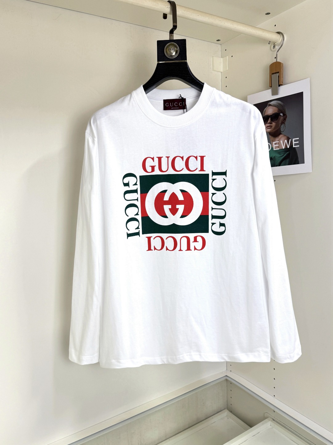NO:571161,Gucci Gucci long-sleeved T-shirt ~ Classic style Made in Italy Selected long-staple cotton yarn 260g worsted high-count heavyweight custom-woven fabric High-temperature washing and shaping before cutting The finished product is washed softly Wearing feels skin-friendly cotton soft Natural drape Counter synchronization Slightly dropped shoulders loose version Can be salty or sweet Suitable for both men and women Super versatile, original original size ~ Size XS-XL. XS size shoulder width 48, bust 100  Length 68, size S, shoulder width 50, bust 104, length 70, size M, shoulder width 52, bust 108, length 72, size L, shoulder width 54, bust 112, length 74, size XL, shoulder width 56, bust 116, length 76, gucci, tees, t-shirt, alexander wang19860909Gucci 古奇 长袖T恤～ 经典款 意大利制造 甄选长绒棉纱 260g精纺高支重磅定织面料 裁前高温洗水定型 成品再洗柔 穿着感受亲肤棉柔 垂感自然 专柜同步 微落肩宽松版型 可盐可甜 男女皆宜 超百搭,原版原标～ 尺码 XS-XL. XS码肩宽48 胸围100 衣长68 S码肩宽50 胸围104 衣长70 M码肩宽52 胸围108 衣长72 L码肩宽54 胸围112 衣长74 XL码肩宽56 胸围116 衣长76,,gucci,tees，t-shirt,alexander wang,Men's clothing