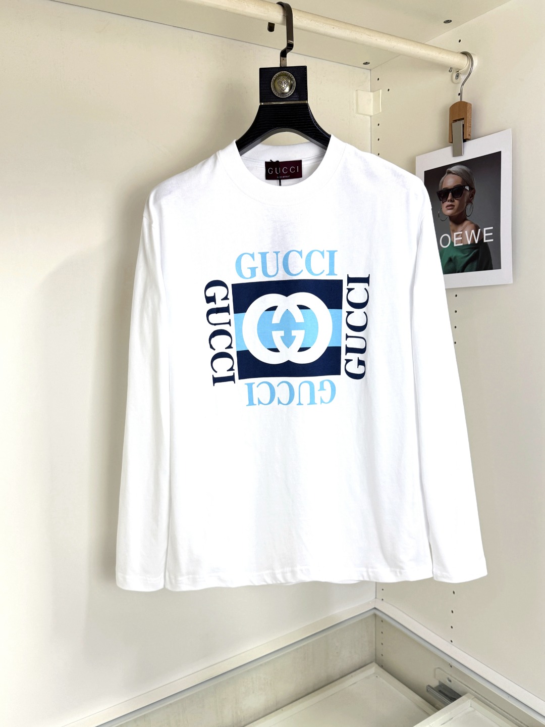 NO:571157,Gucci Gucci long-sleeved T-shirt ~ Classic style Made in Italy Selected long-staple cotton yarn 260g worsted high-count heavyweight custom-woven fabric High-temperature washing and shaping before cutting The finished product is washed softly Wearing feels skin-friendly cotton soft Natural drape Counter synchronization Slightly dropped shoulders loose version Can be salty or sweet Suitable for both men and women Super versatile, original original size ~ Size XS-XL. XS size shoulder width 48, bust 100  Length 68, size S, shoulder width 50, bust 104, length 70, size M, shoulder width 52, bust 108, length 72, size L, shoulder width 54, bust 112, length 74, size XL, shoulder width 56, bust 116, length 76, gucci, tees, t-shirt, alexander wang19860909Gucci 古奇 长袖T恤～ 经典款 意大利制造 甄选长绒棉纱 260g精纺高支重磅定织面料 裁前高温洗水定型 成品再洗柔 穿着感受亲肤棉柔 垂感自然 专柜同步 微落肩宽松版型 可盐可甜 男女皆宜 超百搭,原版原标～ 尺码 XS-XL. XS码肩宽48 胸围100 衣长68 S码肩宽50 胸围104 衣长70 M码肩宽52 胸围108 衣长72 L码肩宽54 胸围112 衣长74 XL码肩宽56 胸围116 衣长76,,gucci,tees，t-shirt,alexander wang,Men's clothing